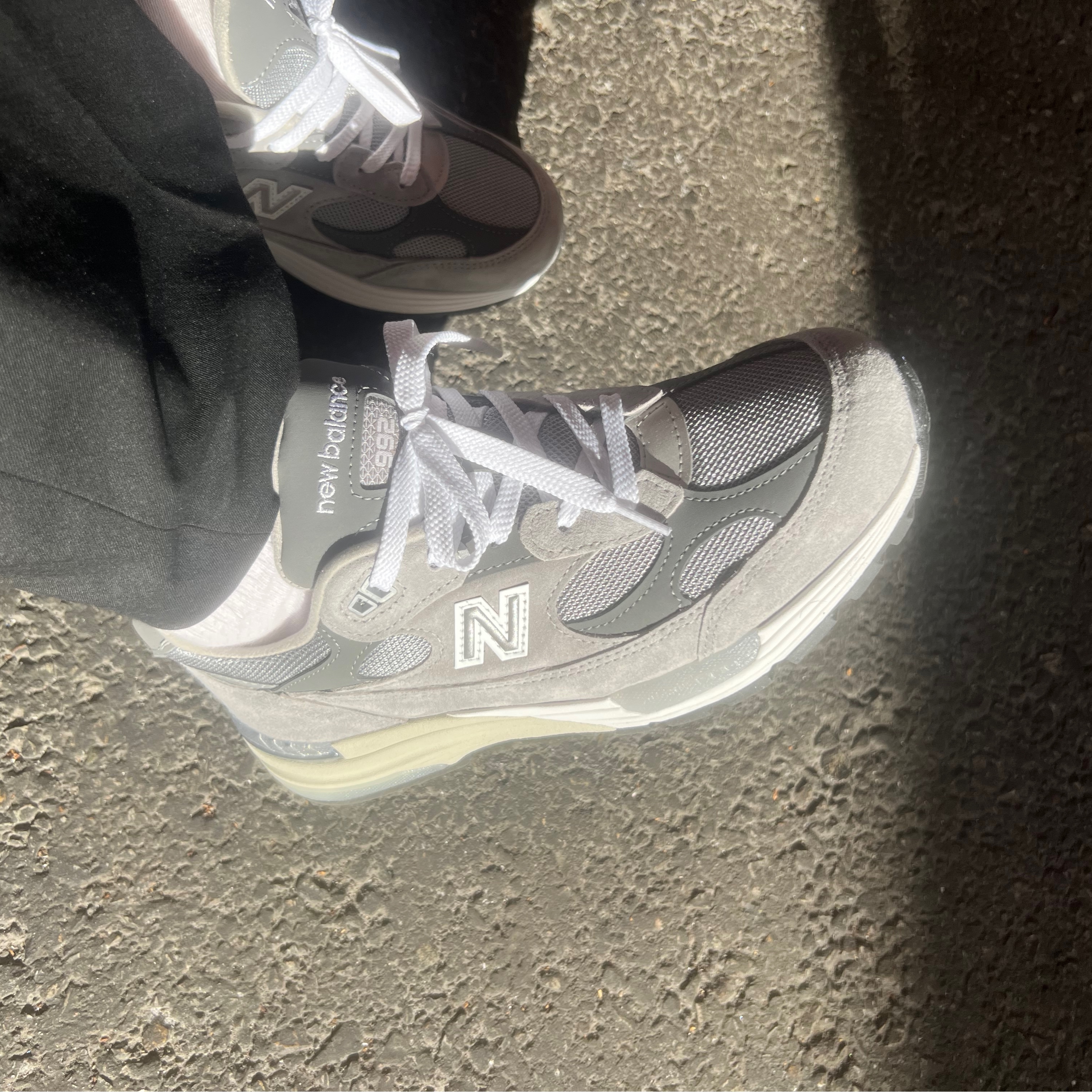 New Balance 992 Made in USA Core Grey Silver Metallic 착용 스타일
