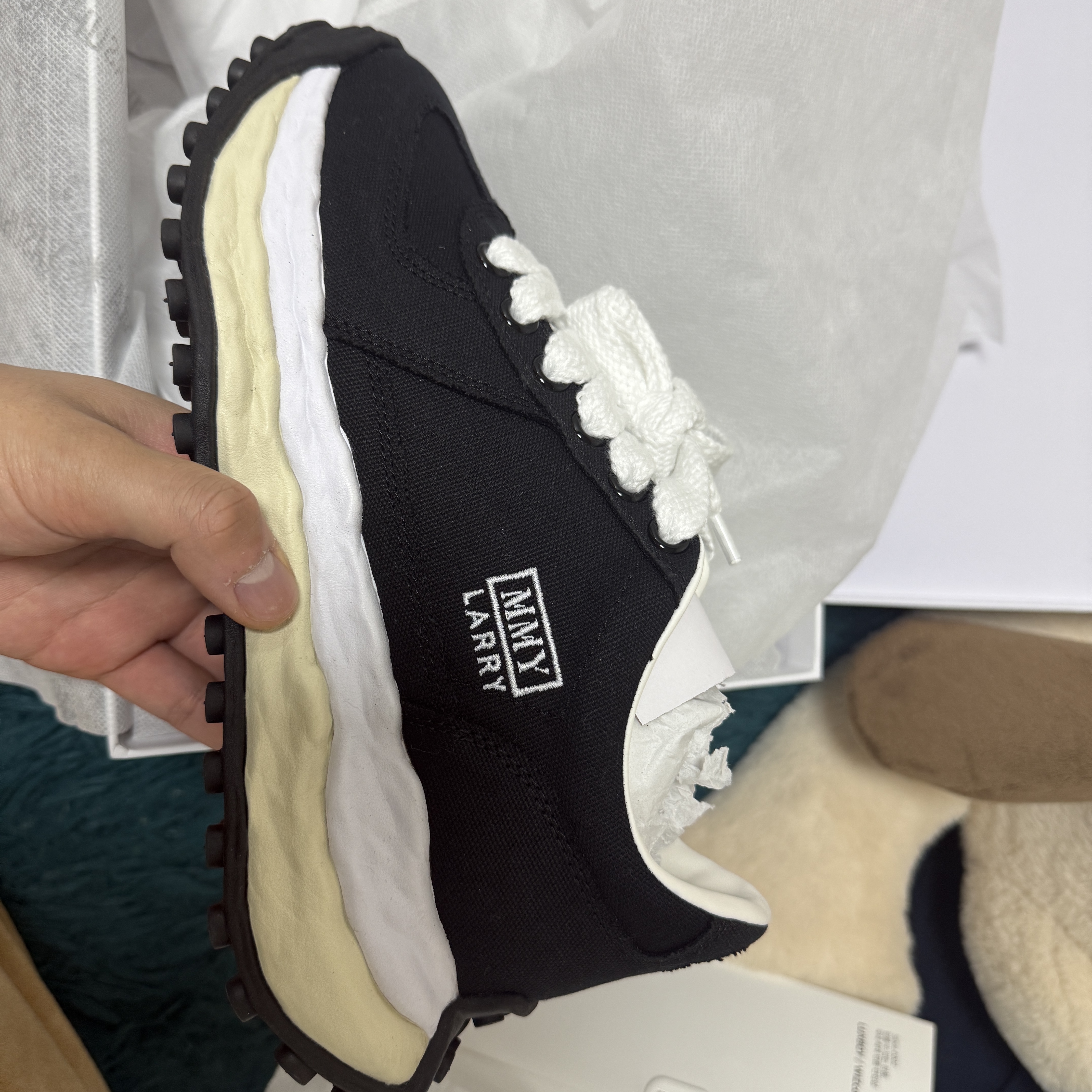 Maison Mihara Yasuhiro Larry OG Sole Canvas Low-top Sneakers Black 착용 스타일 - 1