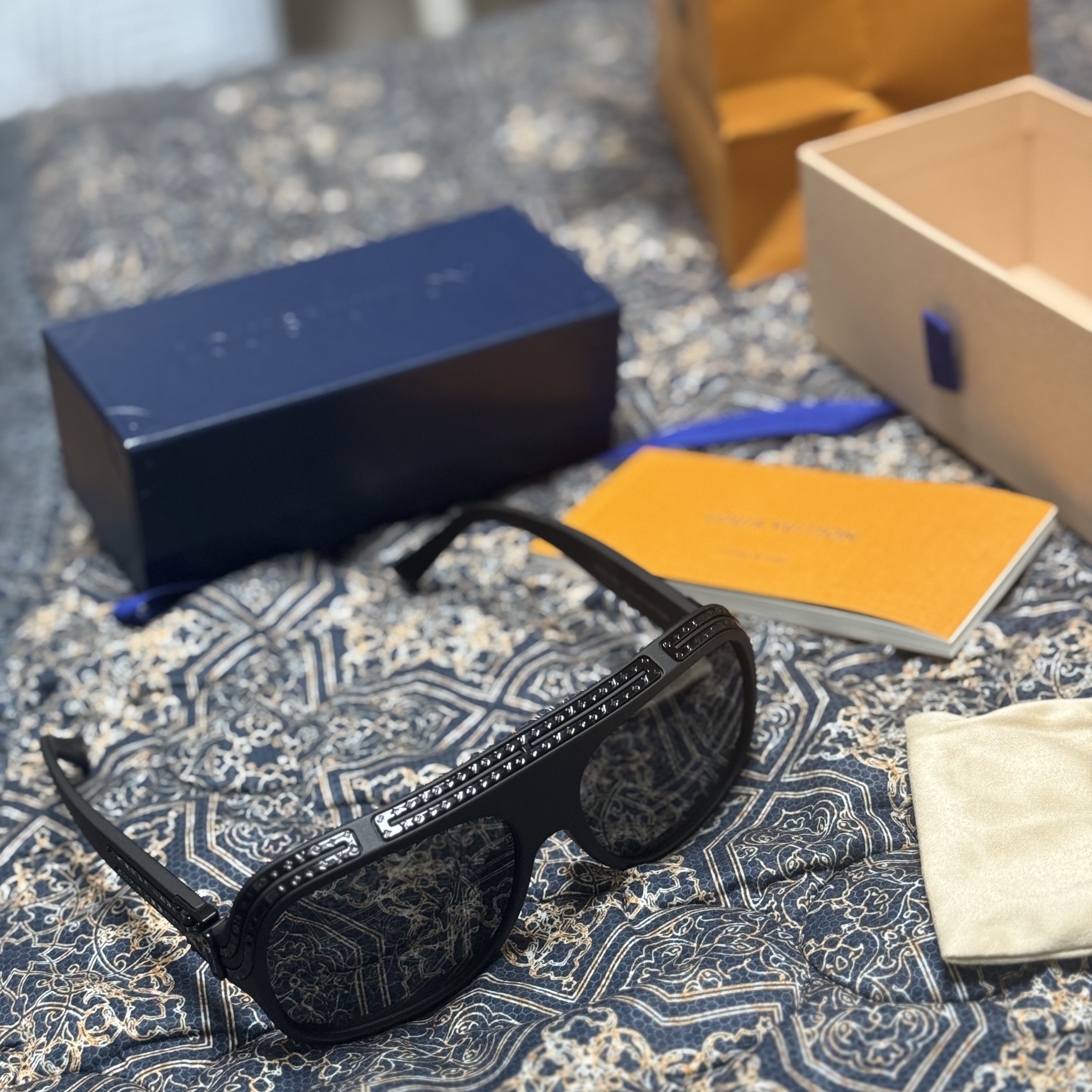 Louis Vuitton 1.0 Millionaires Sunglasses Deep Black 착용 스타일