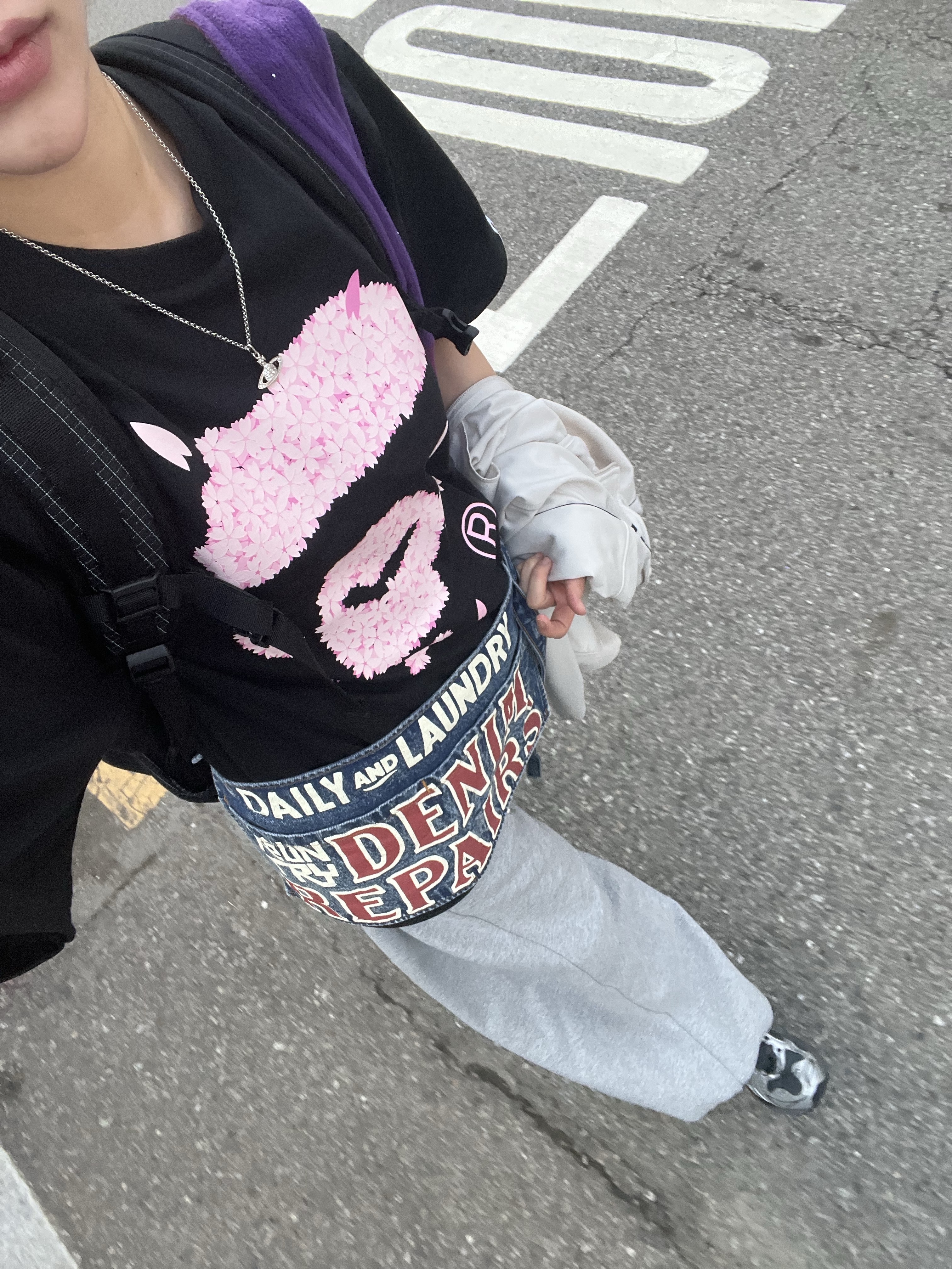 Kapital 13 oz. Denim Damaged Denim Repairspt Short Ad Apron Indigo (Processing), BAPE Sakura Ape Face T-Shirt Black 착용 스타일 - 3