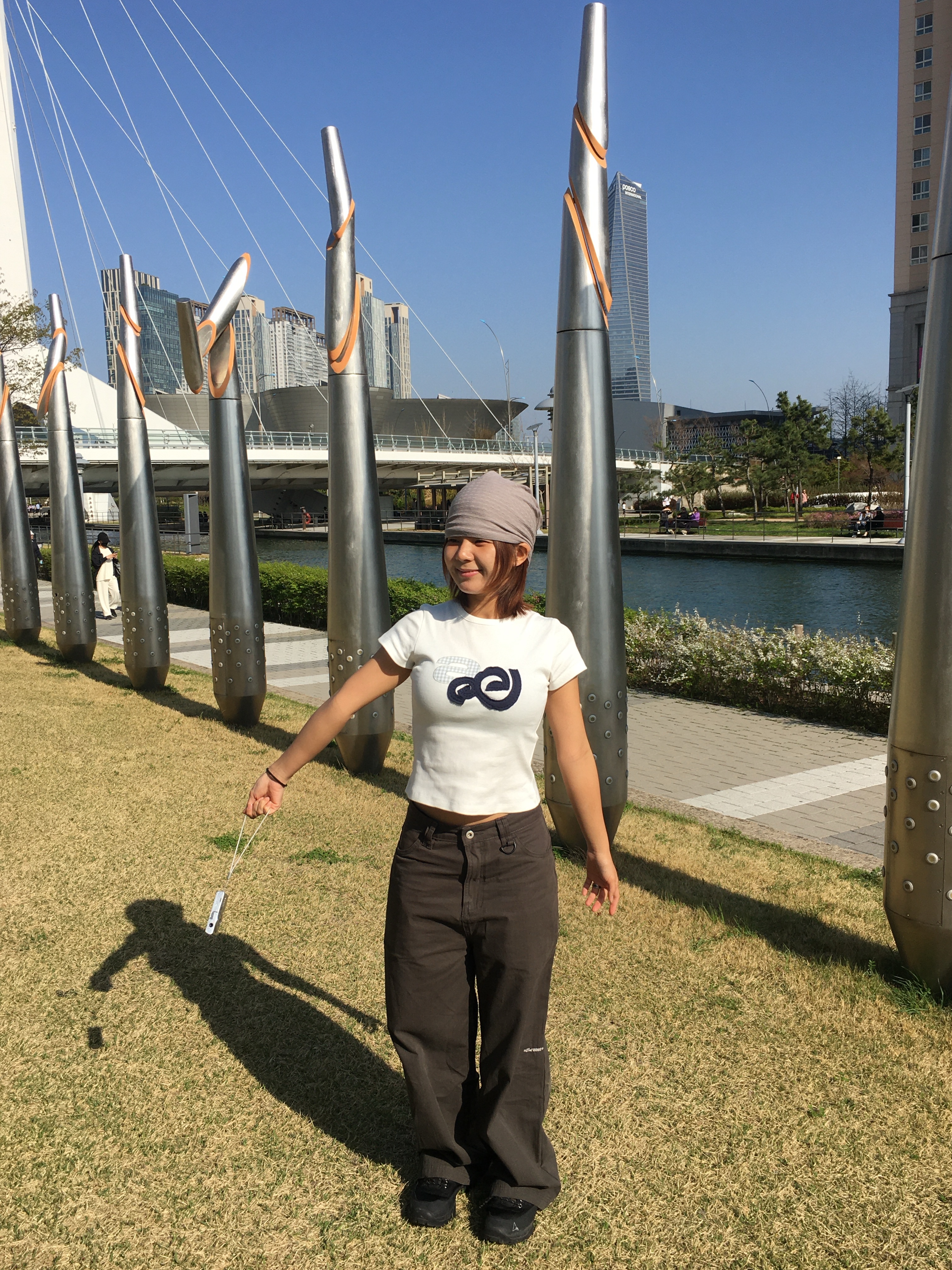 AEAE Applique Logo Tee White, AEAE Chino Pants Charcoal 착용 스타일