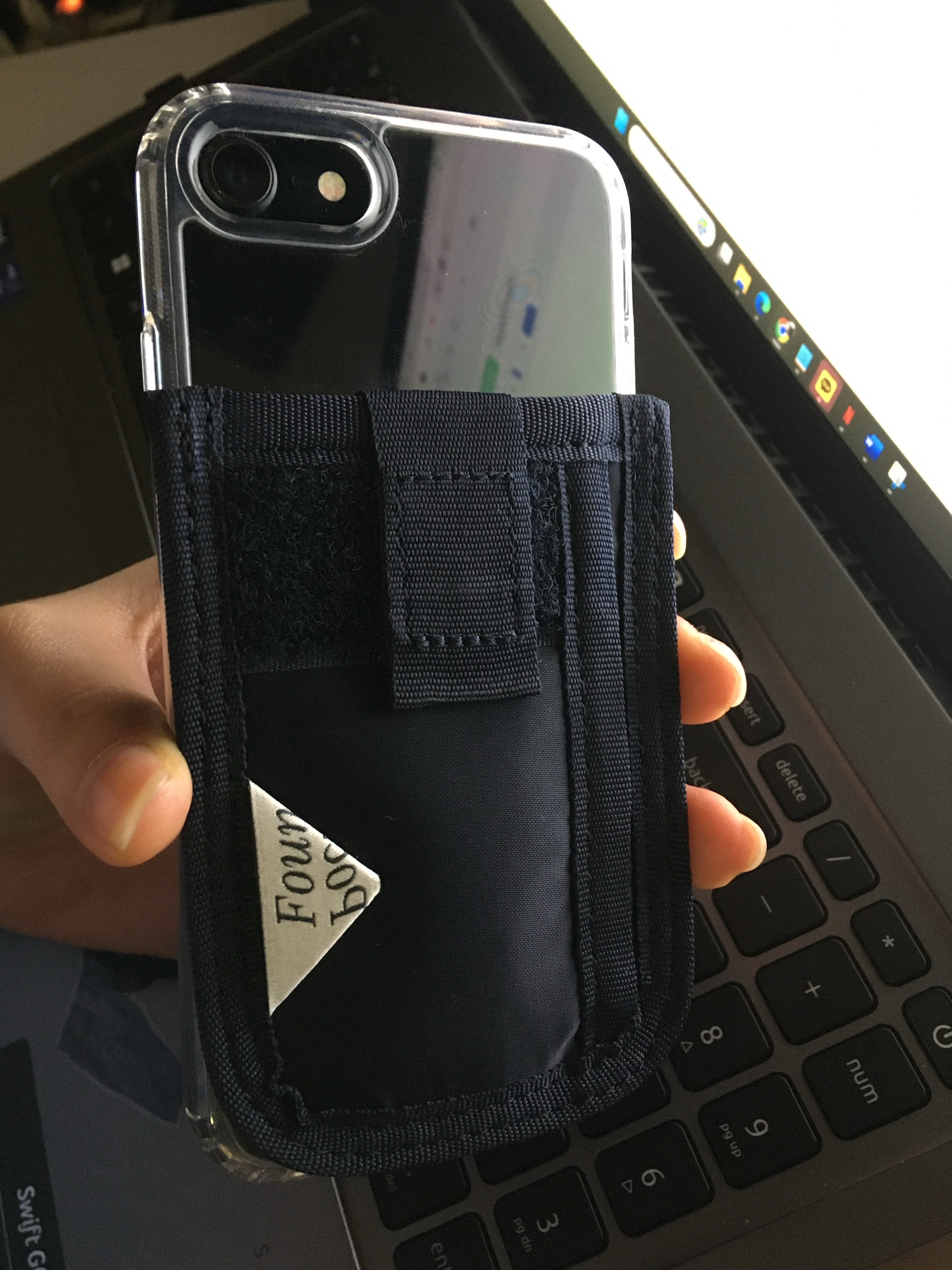 Found Pocket SLAP CARDCASE for magsafe Navy 착용 스타일