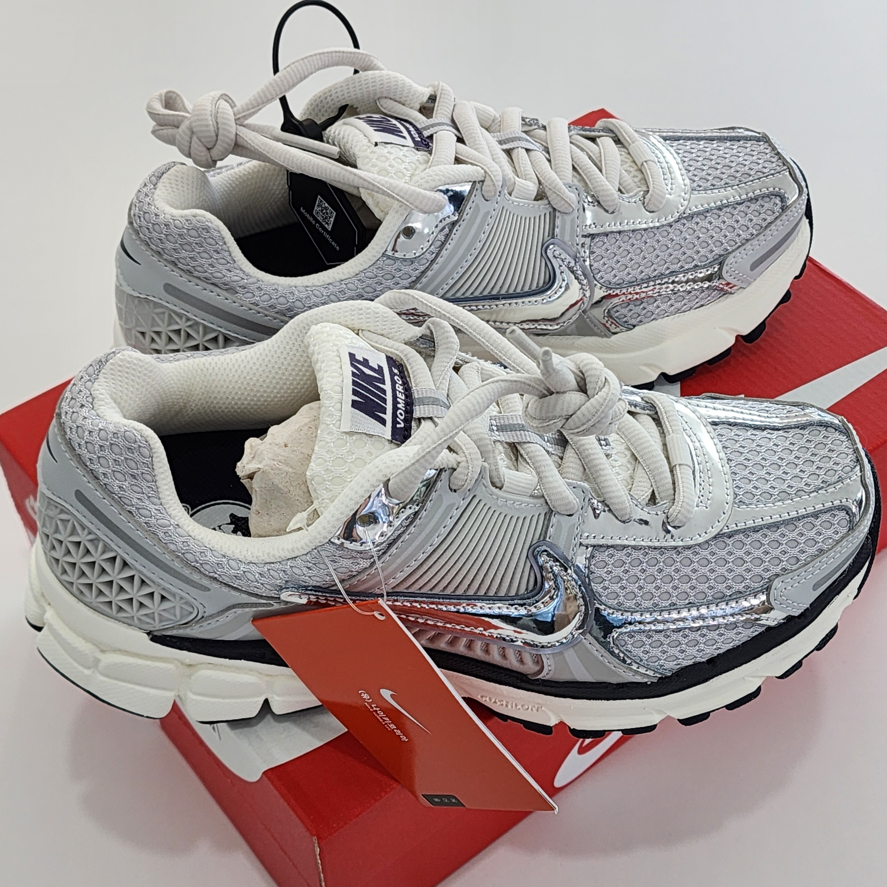 (W) Nike Zoom Vomero 5 Photon Dust and Metallic Silver 착용 스타일 - 2