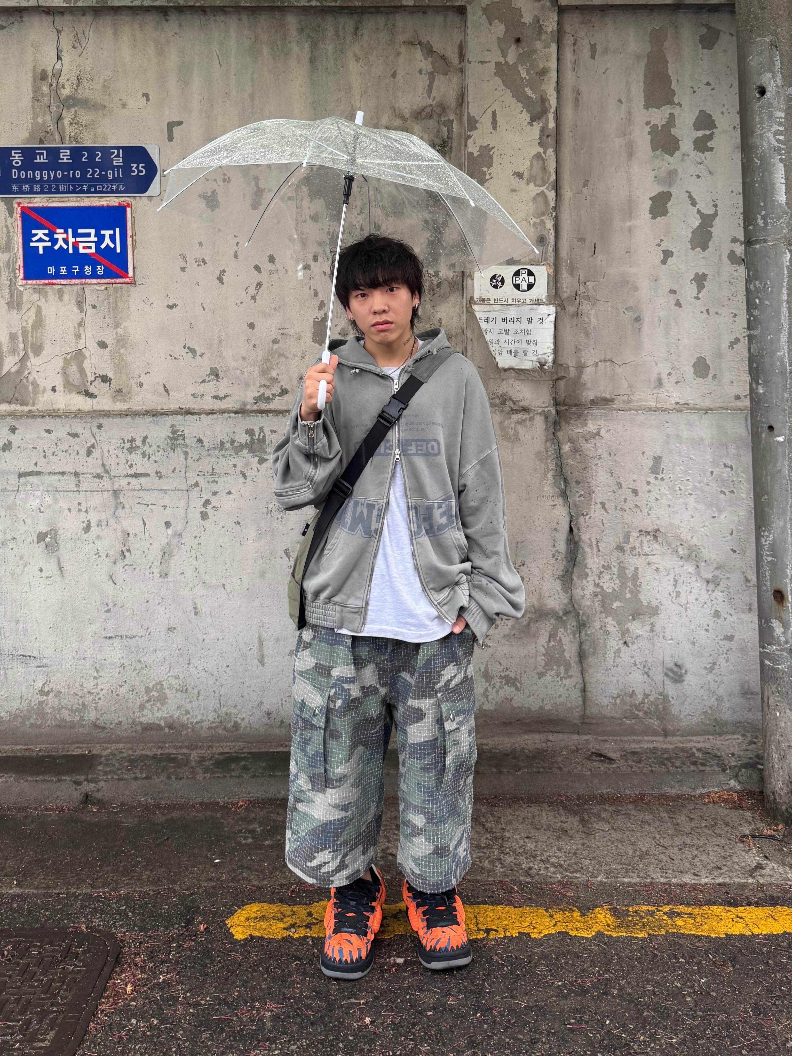 DEFGARMENTS Dirty Washed Hood Zipup Brown 착용 스타일 - 3