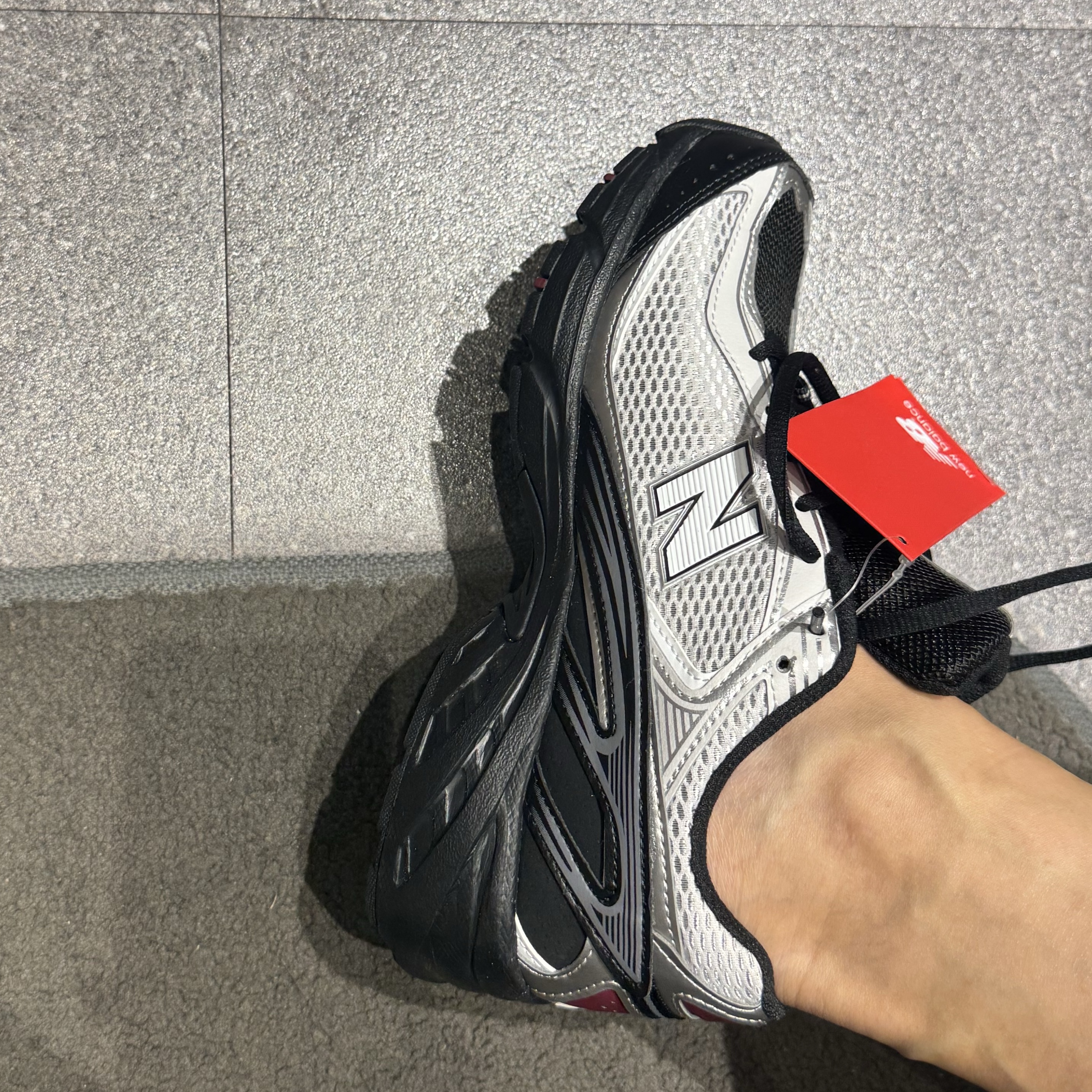New Balance 509 Black Gray 착용 스타일