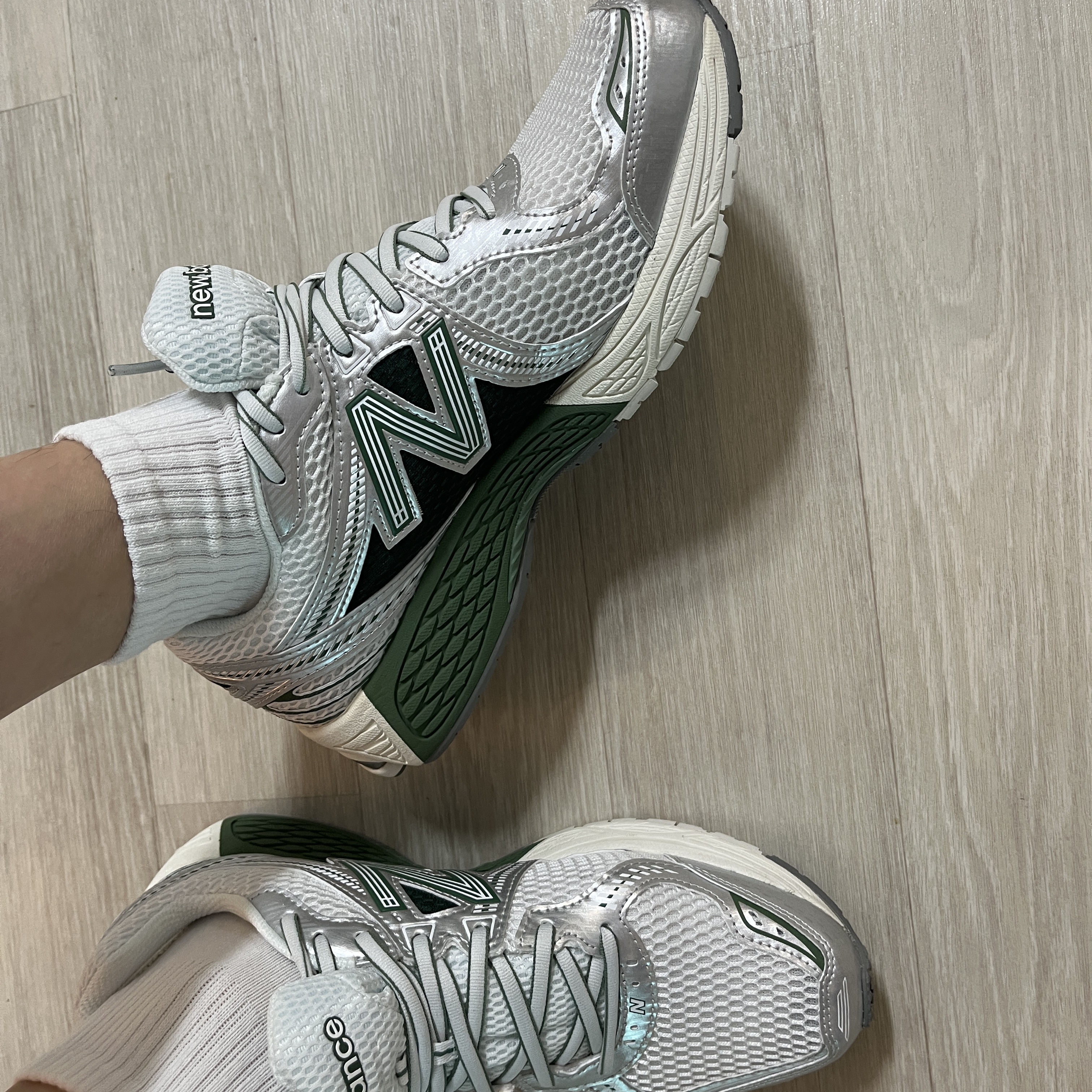 New Balance 860v2 Mallard Green Silver 착용 스타일 - 1