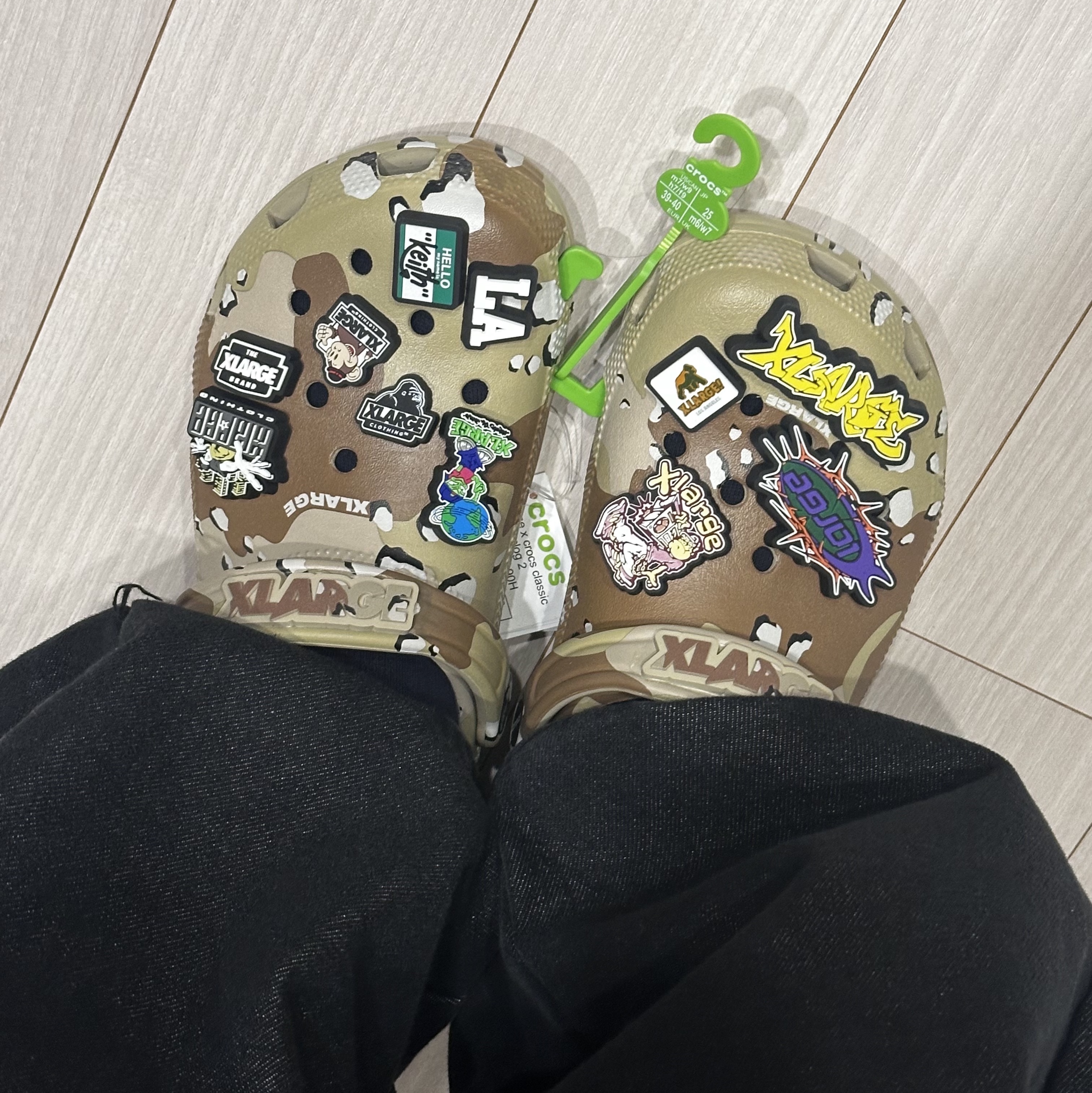 Crocs x XLarge Classic Clog Desert Camo 착용 스타일