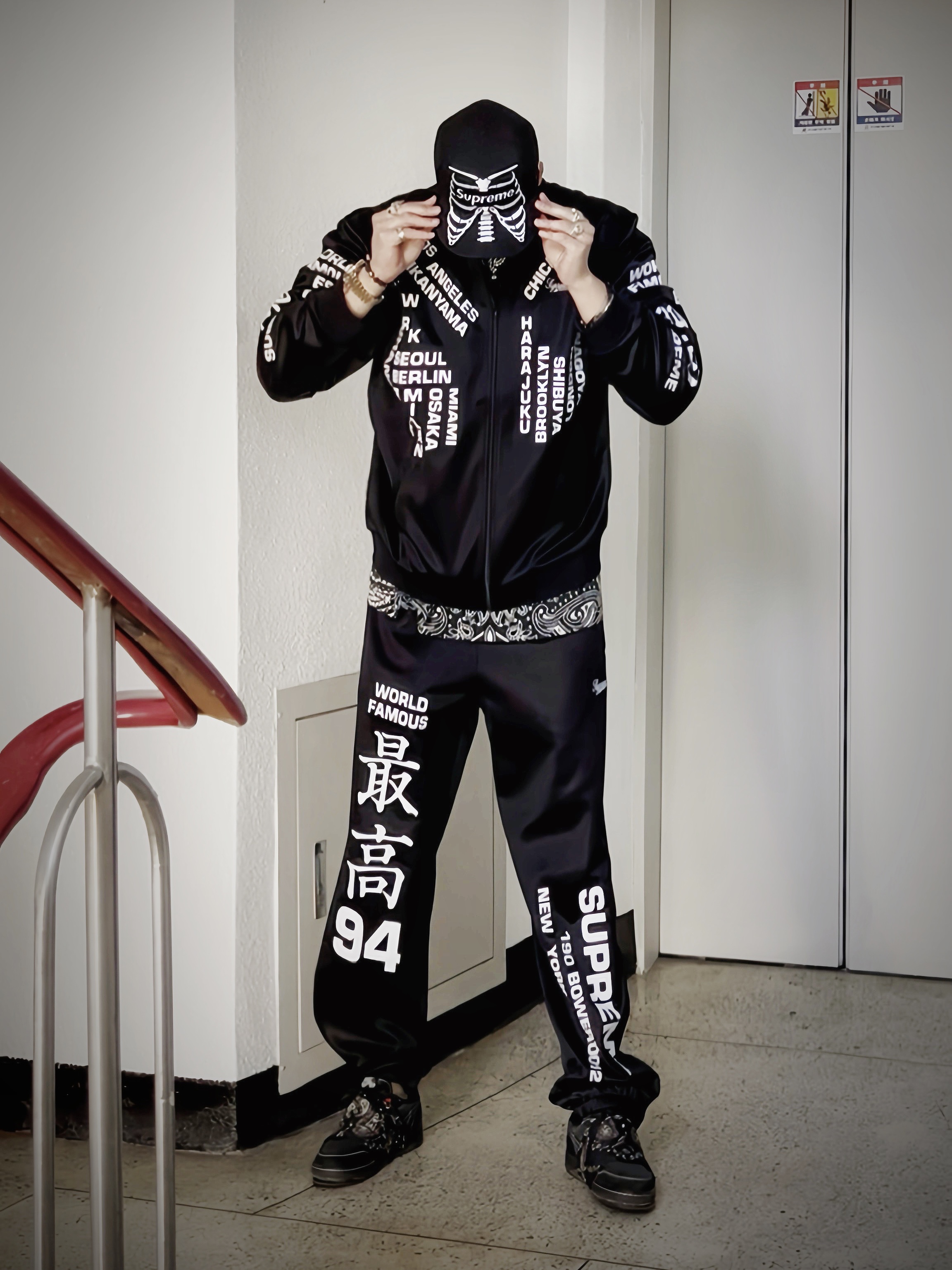 Supreme Bones Box Logo New Era Black - 25SS, Supreme Worldwide Tricot Track Jacket Black - 25SS 착용 스타일 - 2