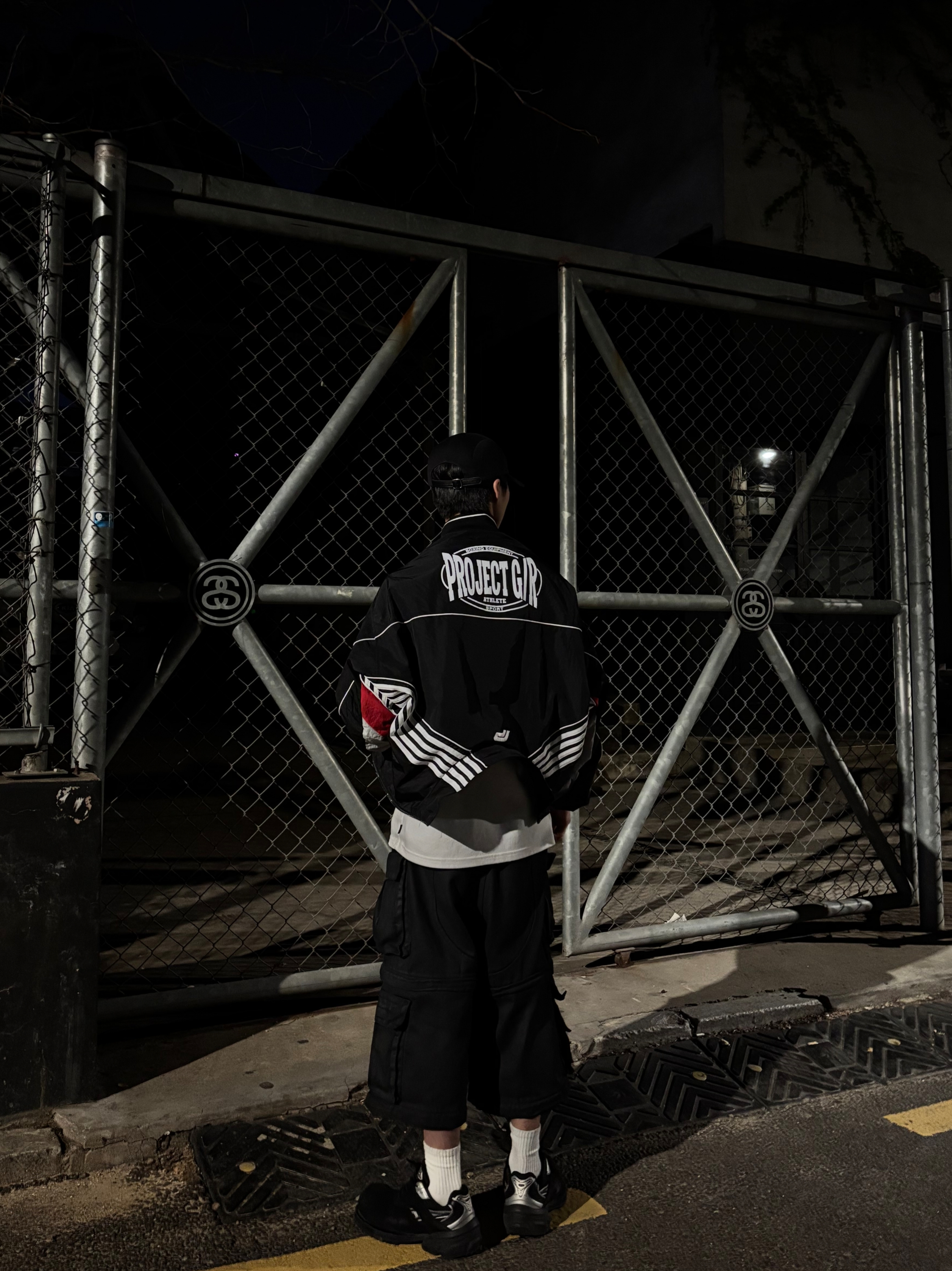 Supreme Washed Chino Twill Camp Cap Black, Project G/R Upside Down Track Jacket Black 착용 스타일 - 3