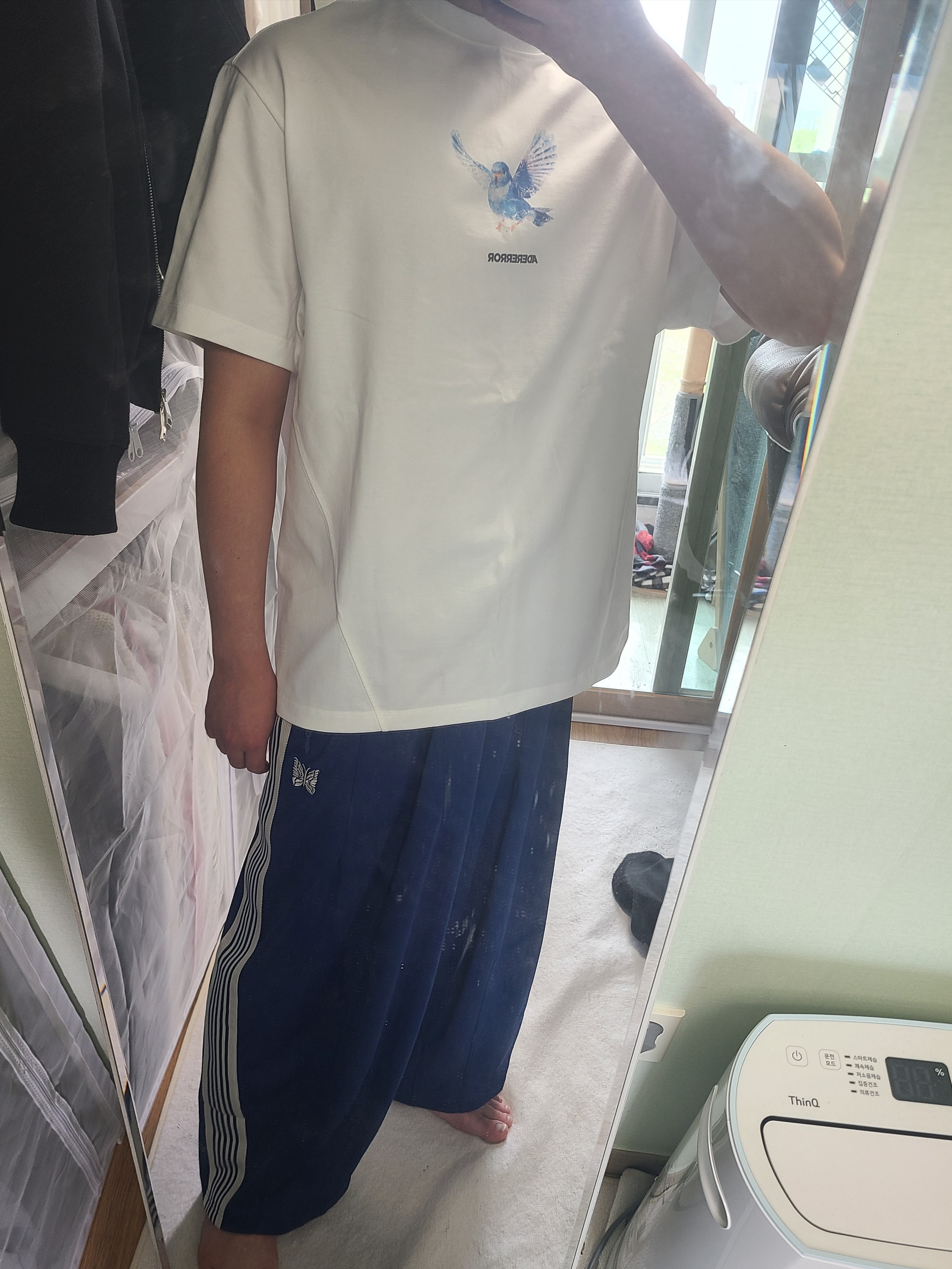 Ader Error Blue Bird T-Shirt Off White, Needles H.D. Track Pants Poly Smooth Royal 착용 스타일 - 3