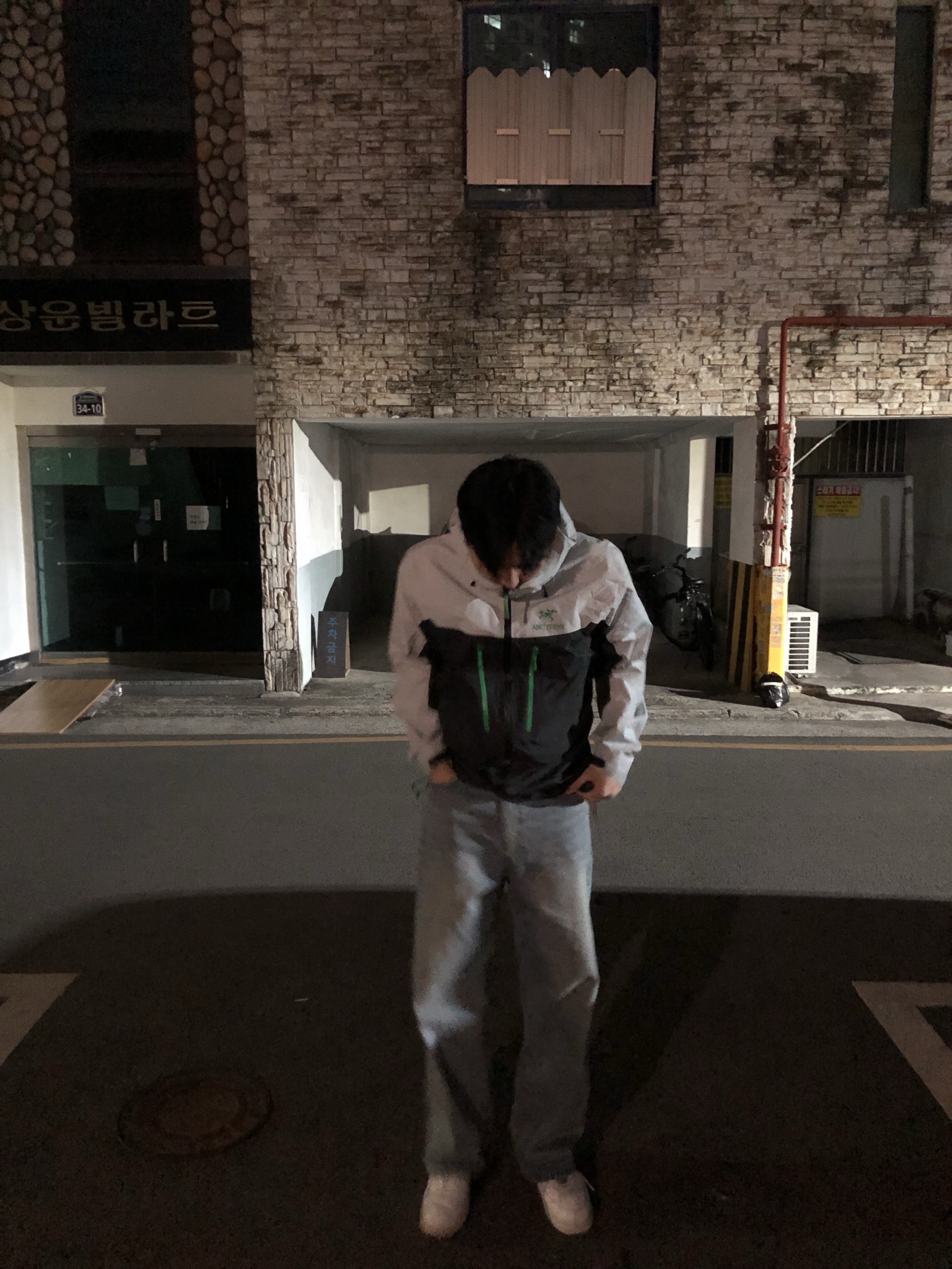 Arc'teryx Alpha Jacket Black Solitude 착용 스타일 - 2