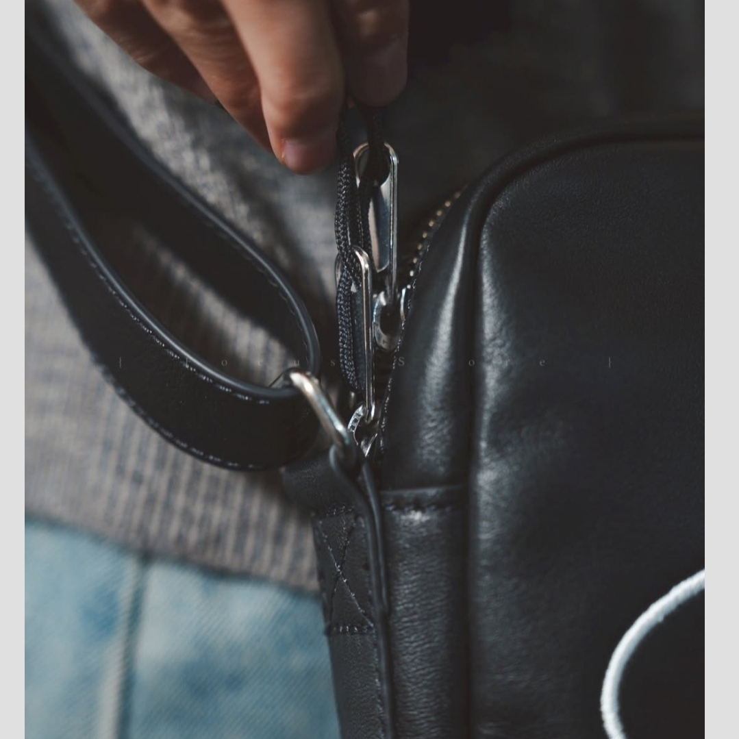 Supreme x Nike Leather Shoulder Bag Black - 25SS 착용 스타일 - 5