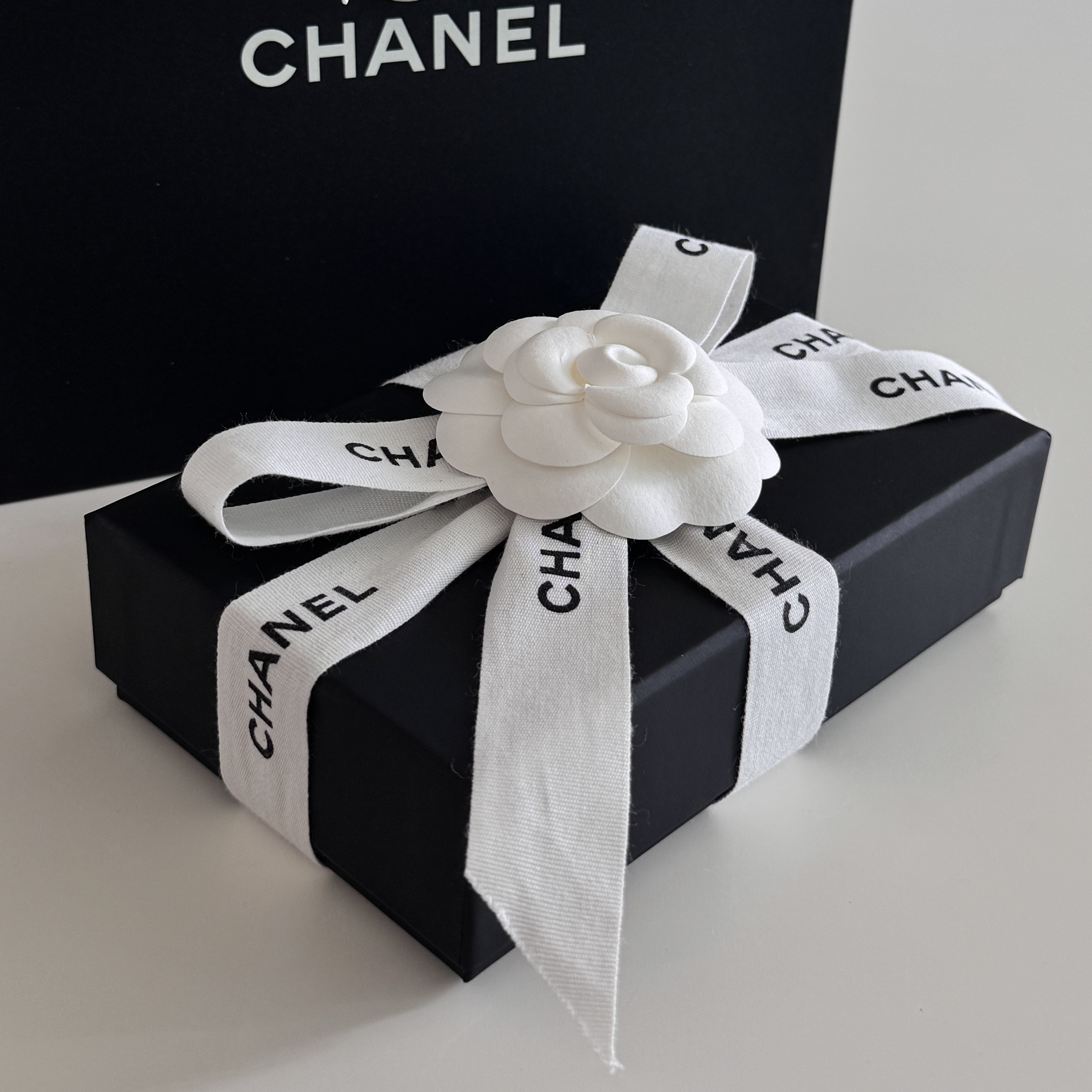 Chanel Classic Card Holder Grained Shiny Calfskin & Gold Black 착용 스타일