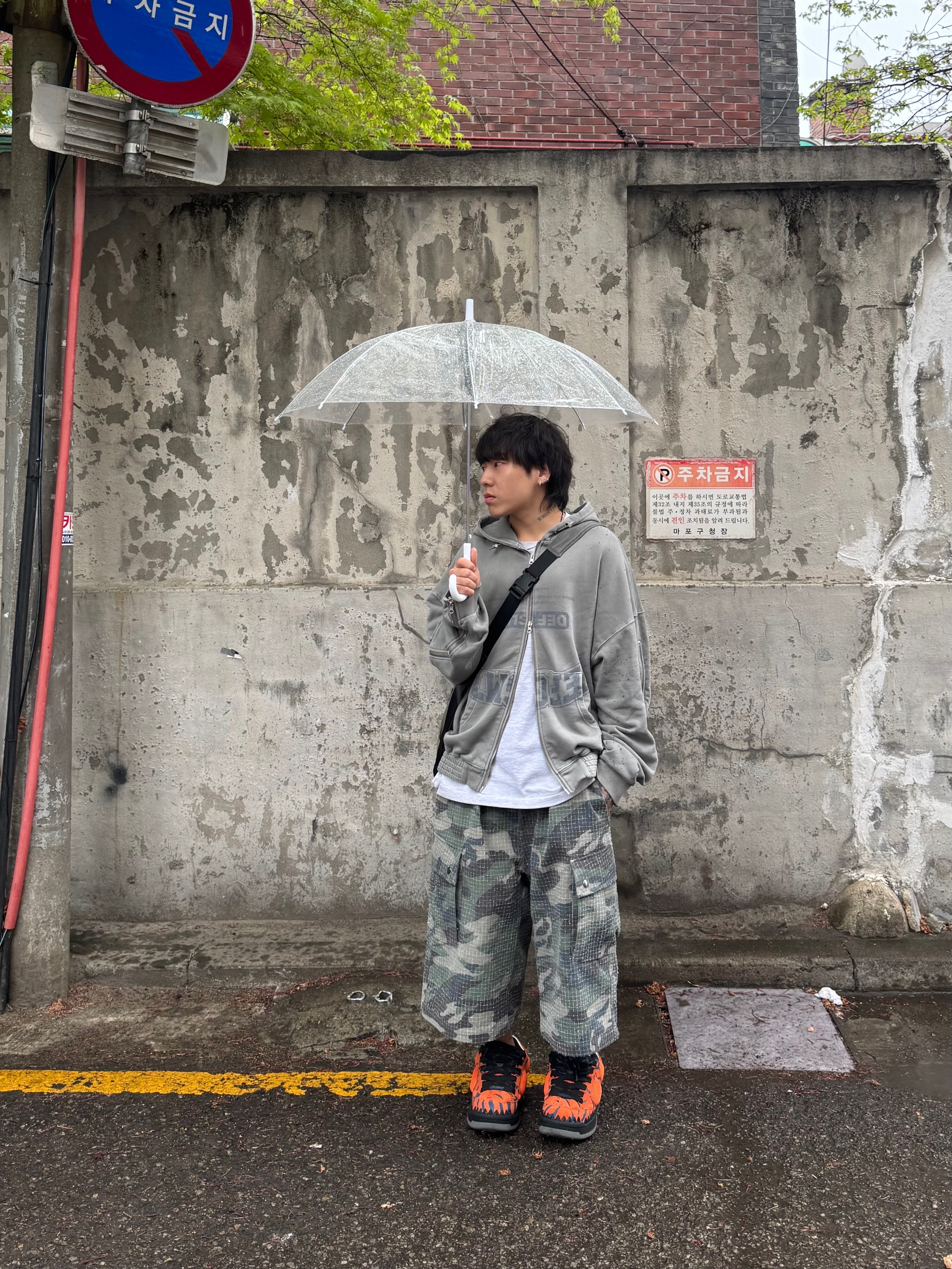 DEFGARMENTS Dirty Washed Hood Zipup Brown 착용 스타일 - 5