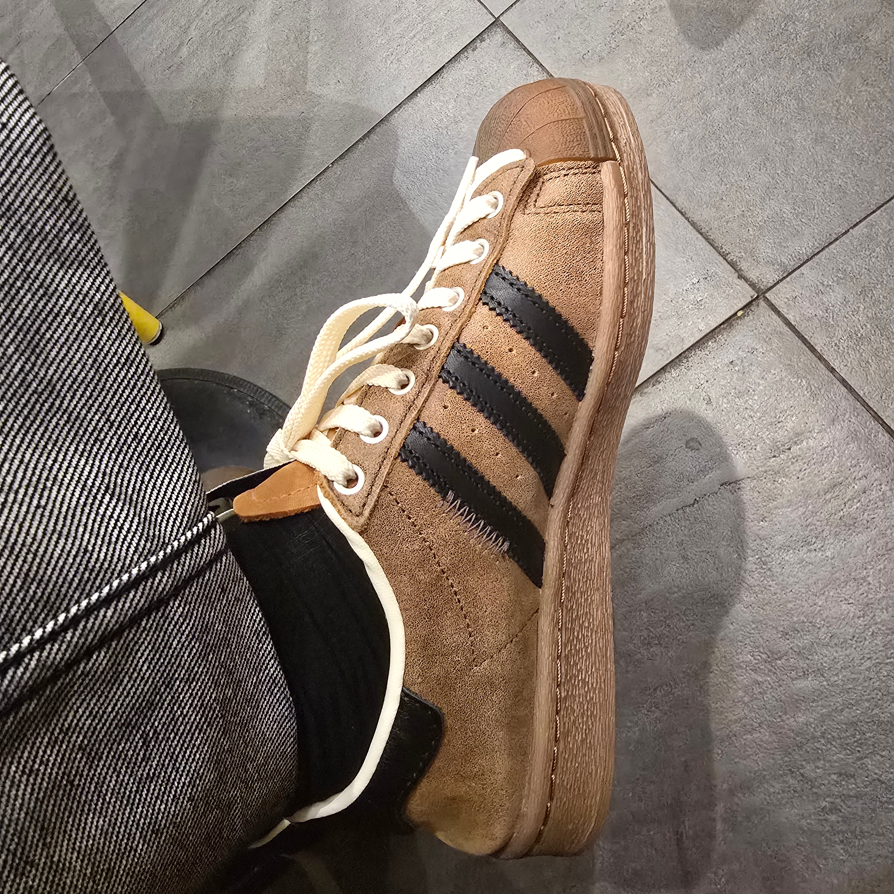 Adidas x Song for the Mute Superstar 82 Khaki Core Black 착용 스타일 - 3