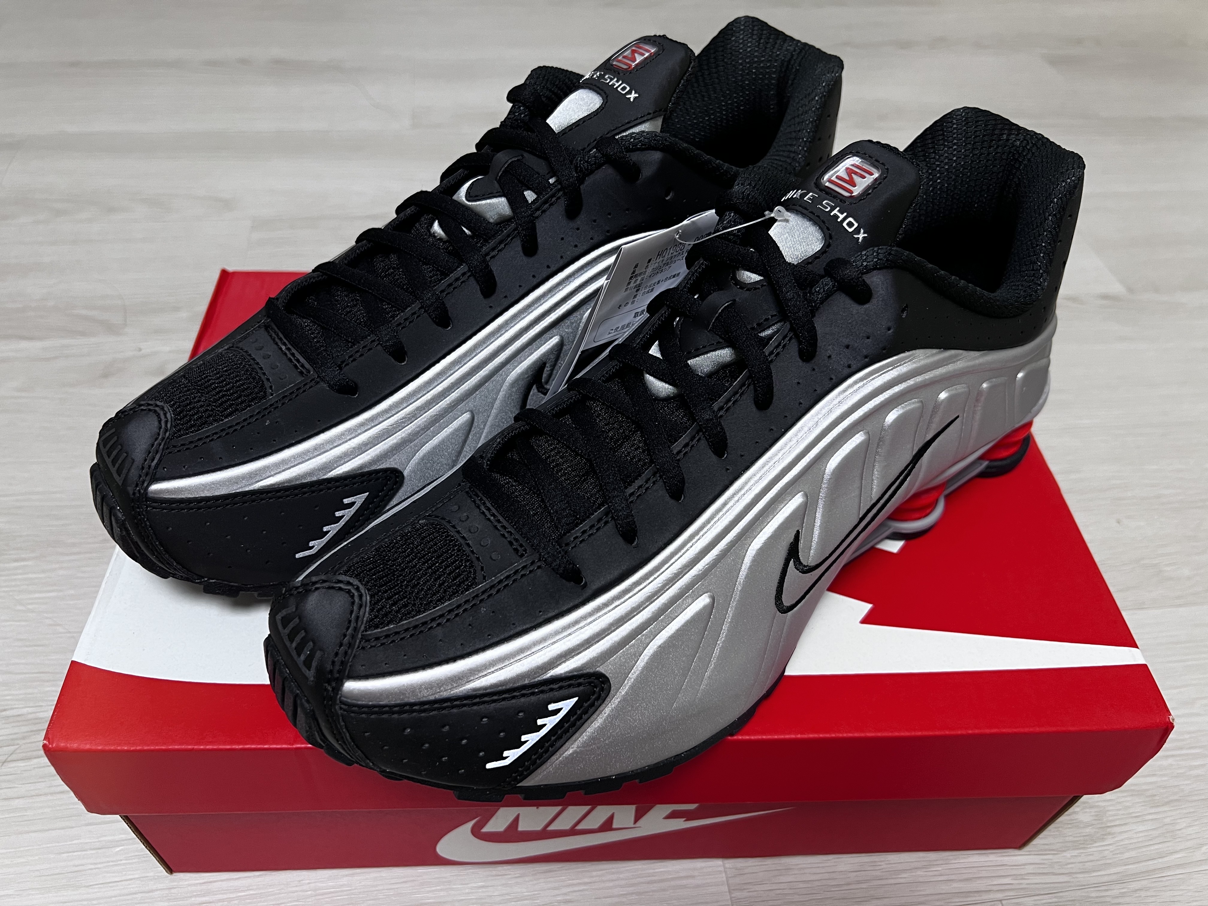 Nike Shox R4 Metallic Silver Red 착용 스타일
