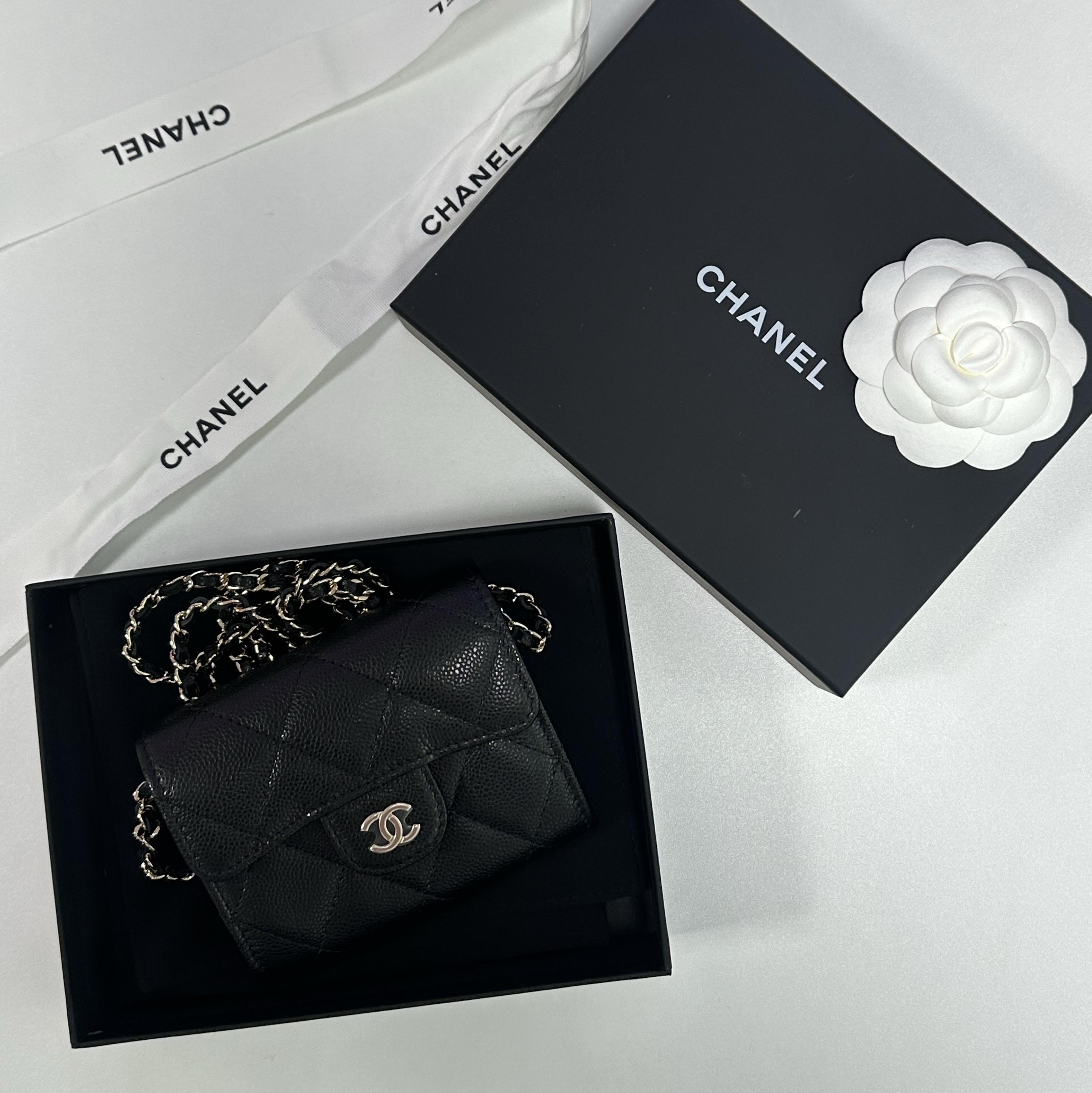 Chanel Classic Clutch With Chain Grained Calfskin & Gold Black 착용 스타일