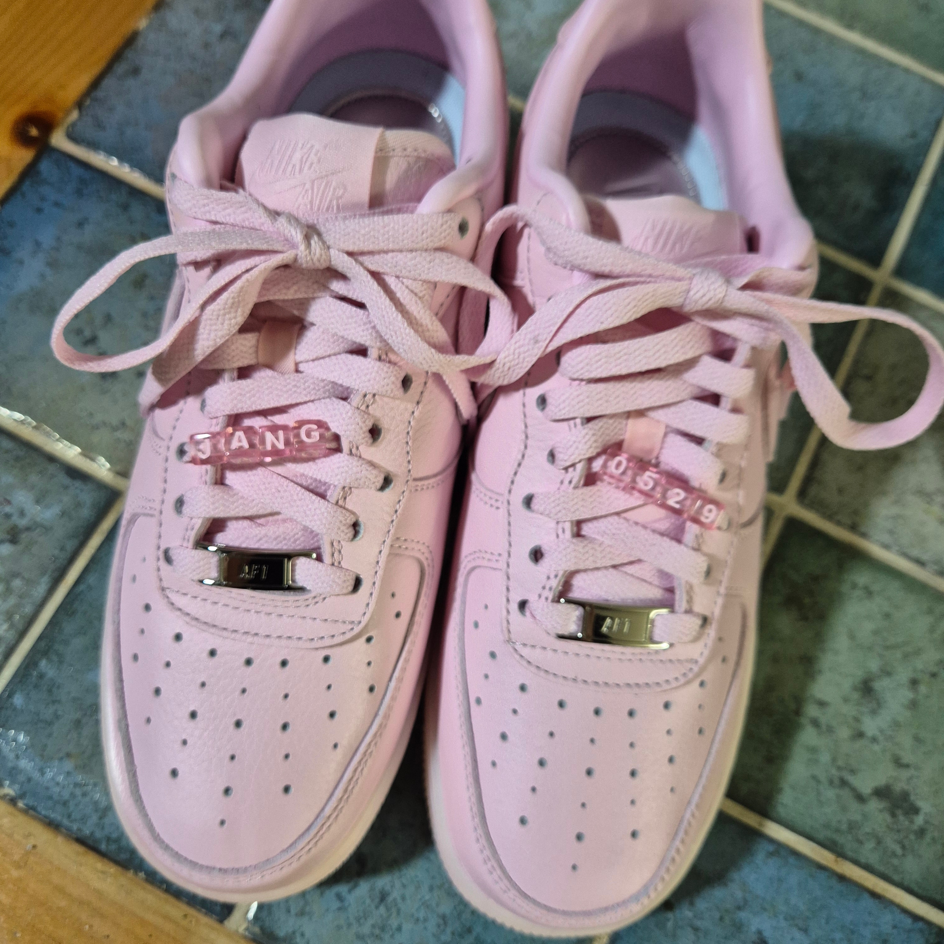 Nike x Drake Nocta Air Force 1 Low SP Certified Lover Boy Pink Foam 착용 스타일 - 2