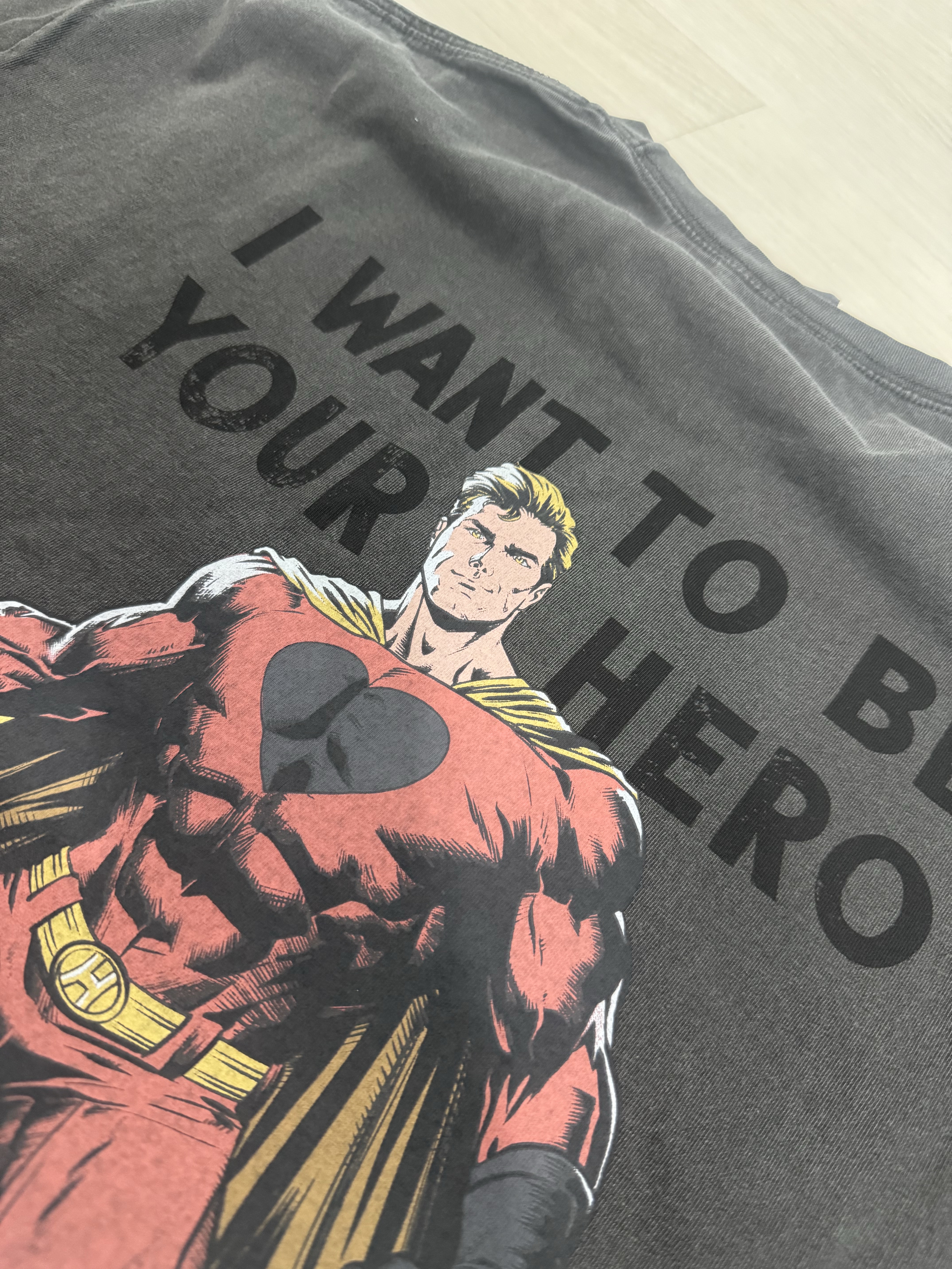 'HERO' Cartoon T-Shirt A 착용 스타일 - 2