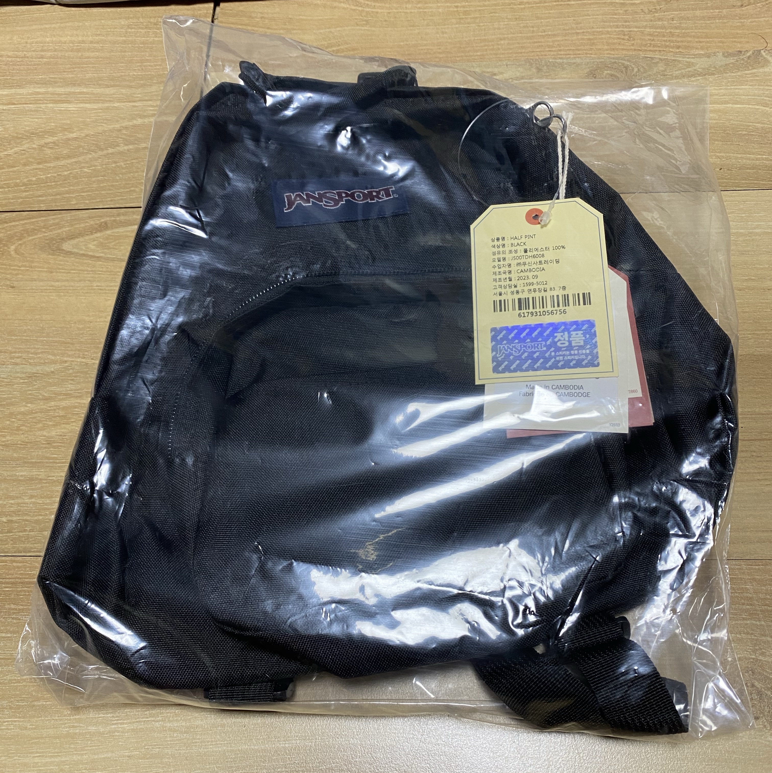 Jansport Half Pint Mini Backpack Black 착용 스타일