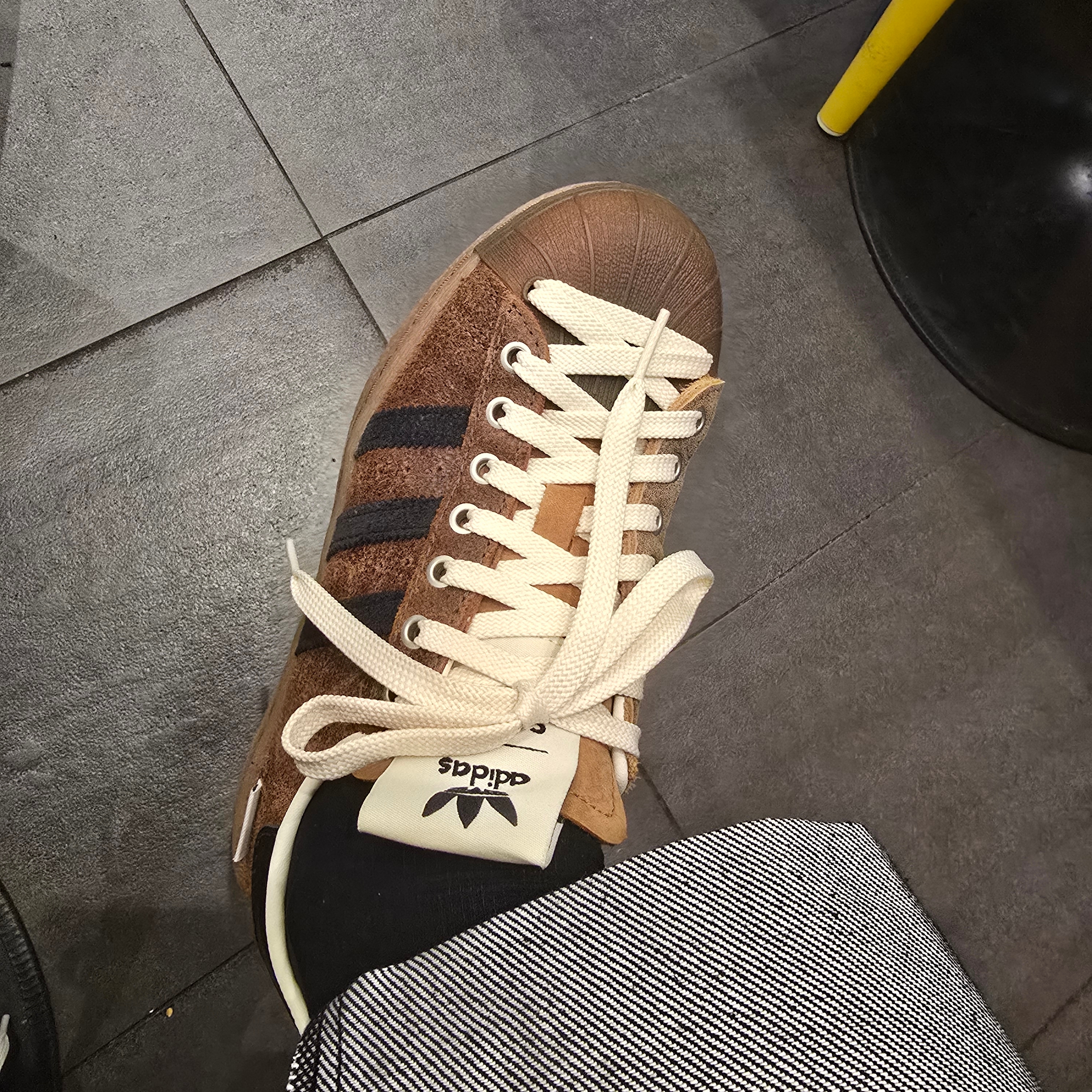 Adidas x Song for the Mute Superstar 82 Khaki Core Black 착용 스타일 - 2