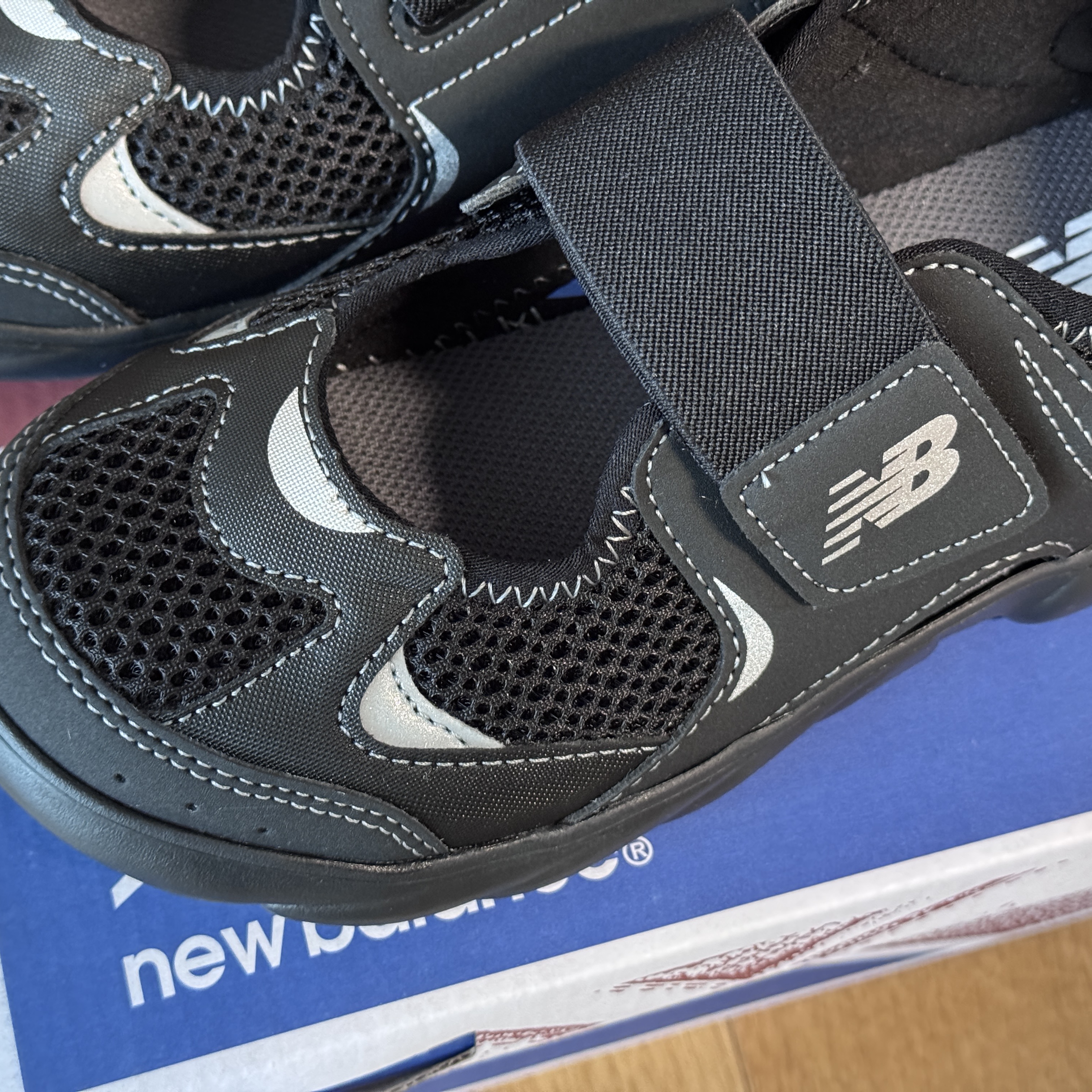 (Kids) New Balance Freedle 920 Sandal Black 착용 스타일 - 3