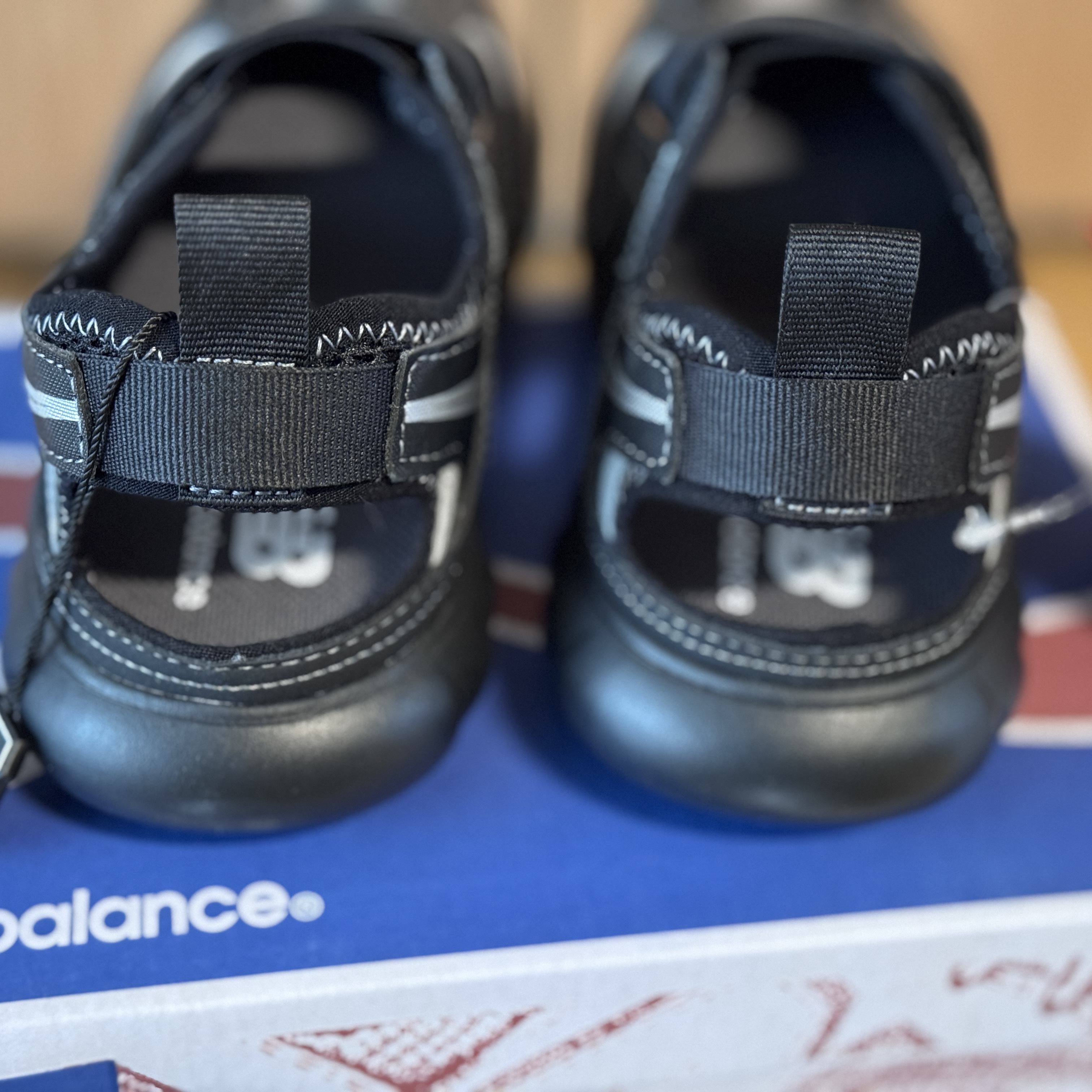 (Kids) New Balance Freedle 920 Sandal Black 착용 스타일 - 2