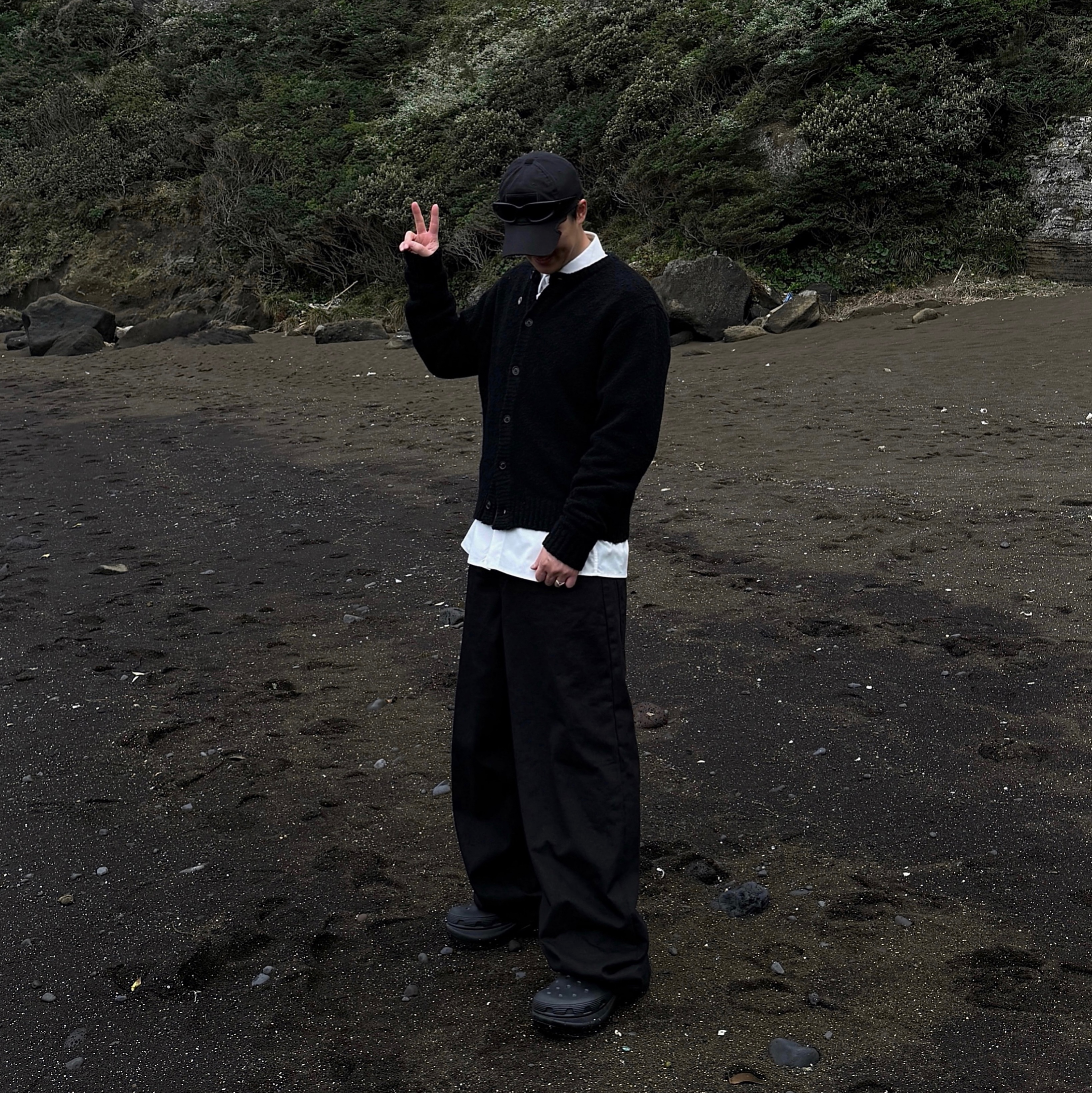 Tonywack Baby Alpaca Brushed Crew-Neck Cardigan Black, (W) Balenciaga x Crocs Mule Black 착용 스타일 - 1