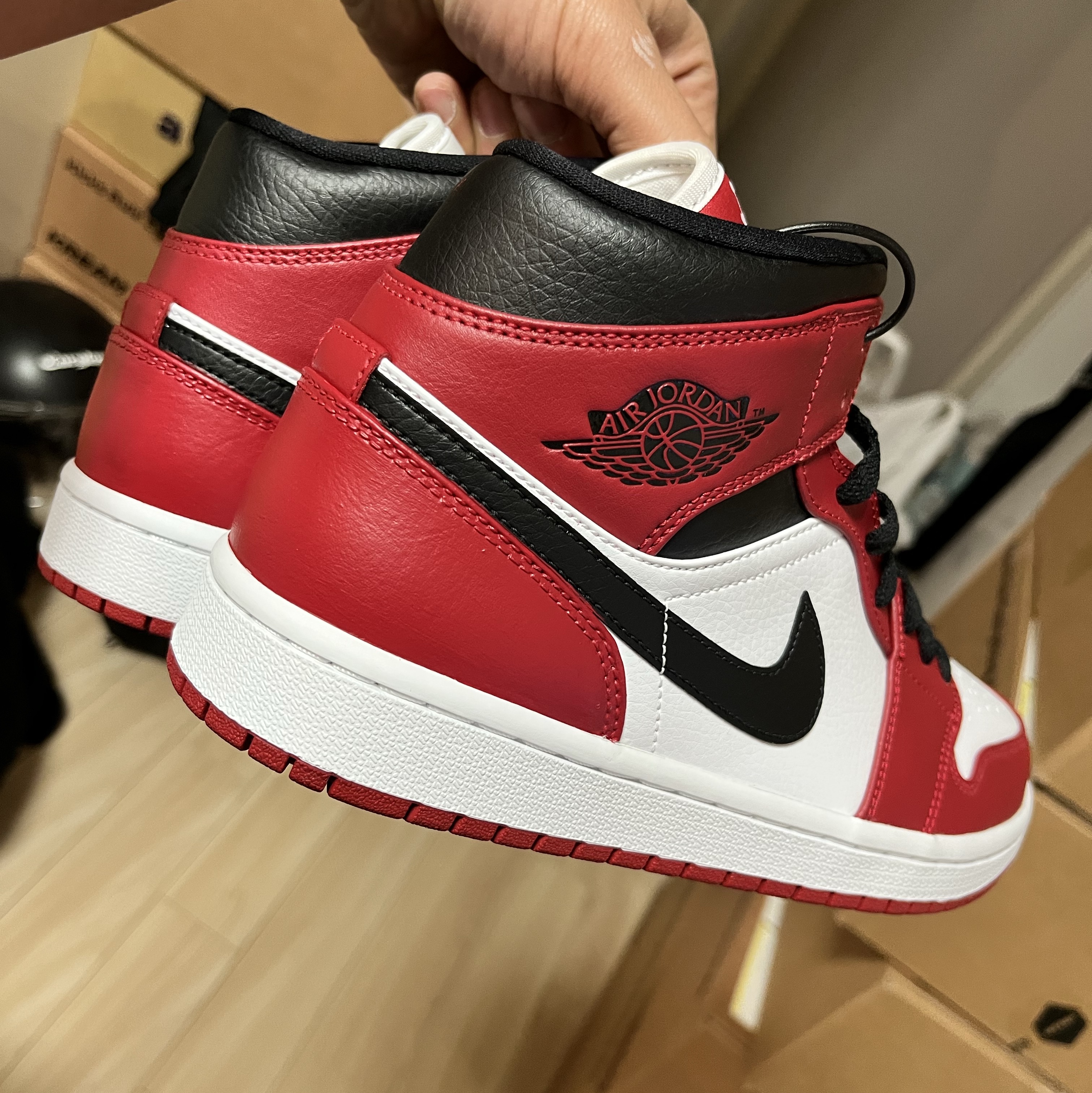 Jordan 1 Mid Chicago 2020 착용 스타일 - 1