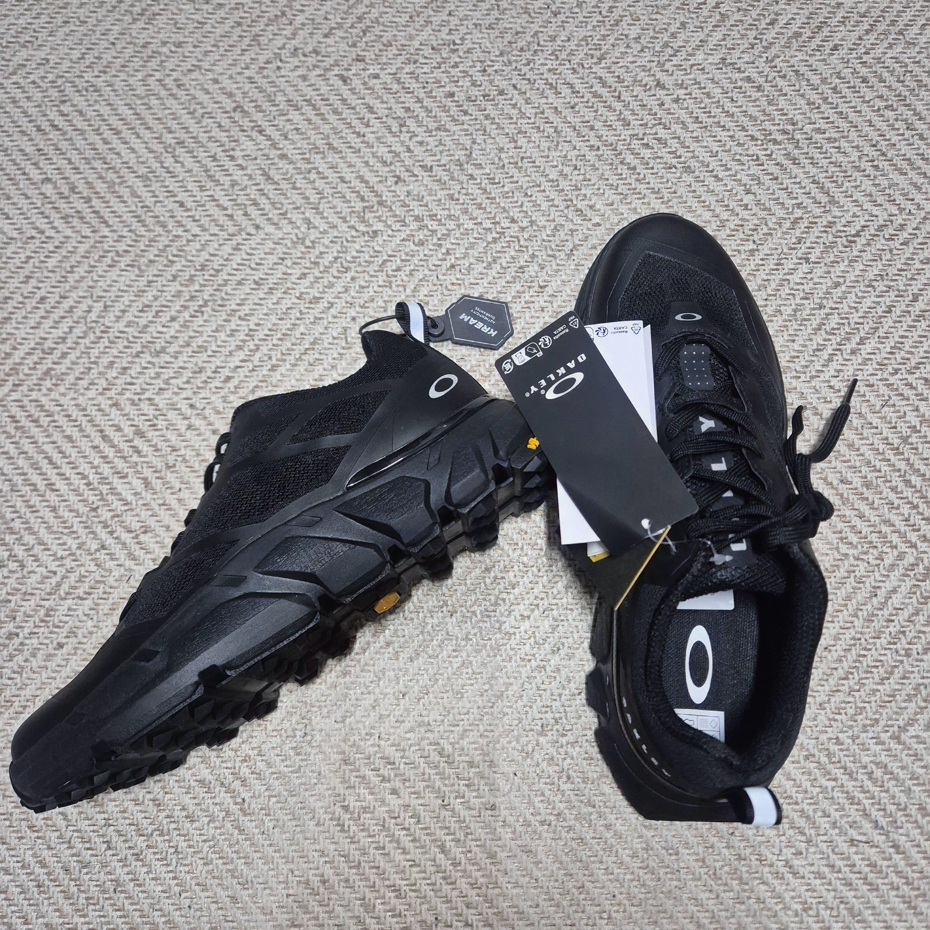 Oakley Light Breathe Triple Black 착용 스타일