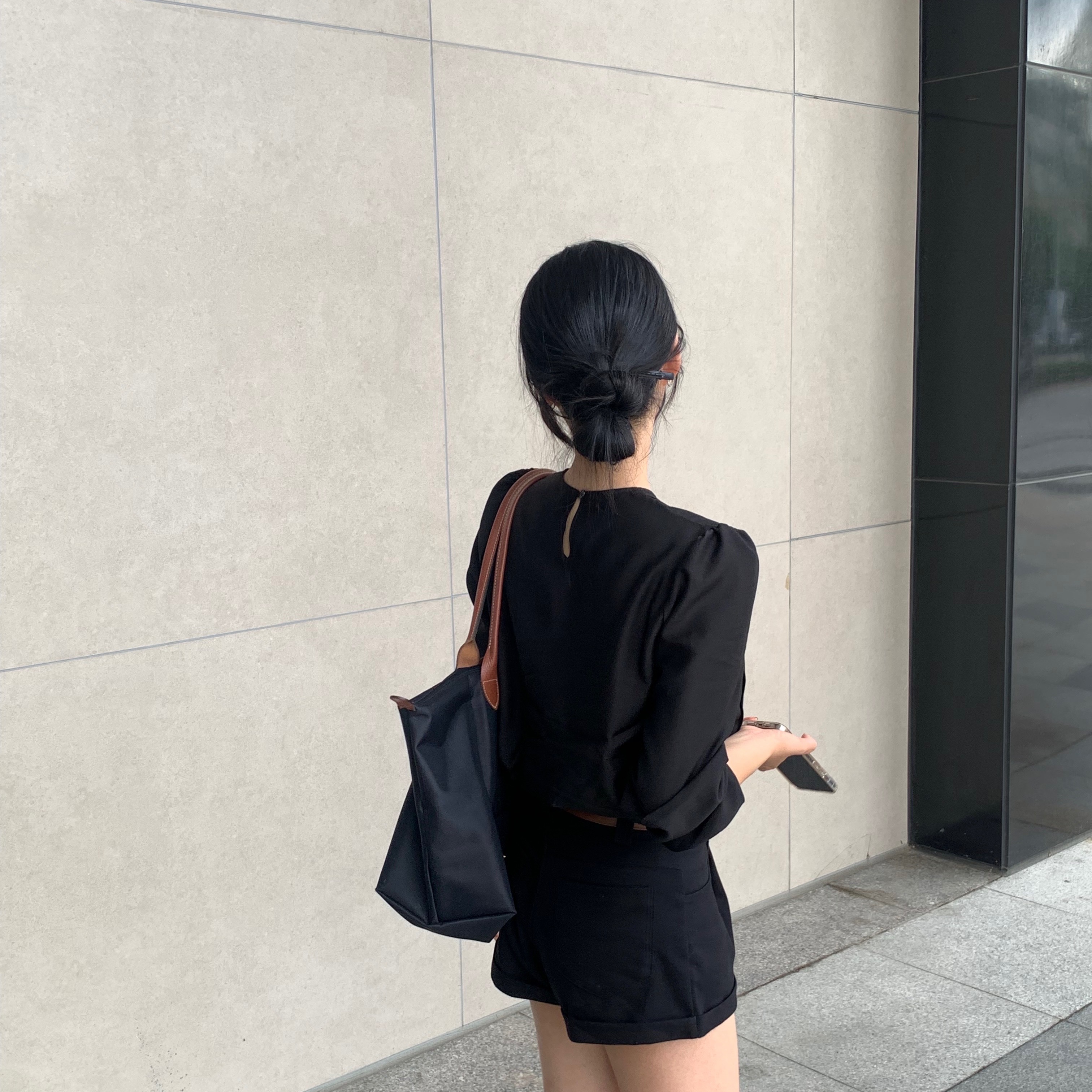Longchamp Le Pliage Original Tote Bag M Black 착용 스타일 - 2