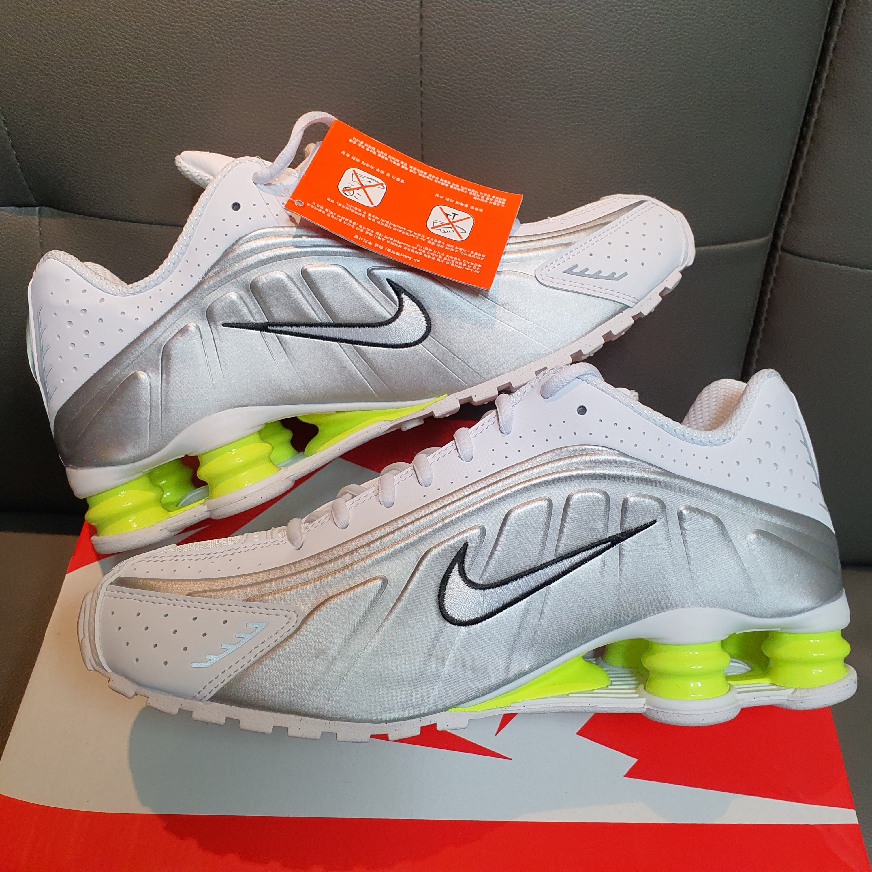 (W) Nike Shox R4 White Metallic Silver 착용 스타일