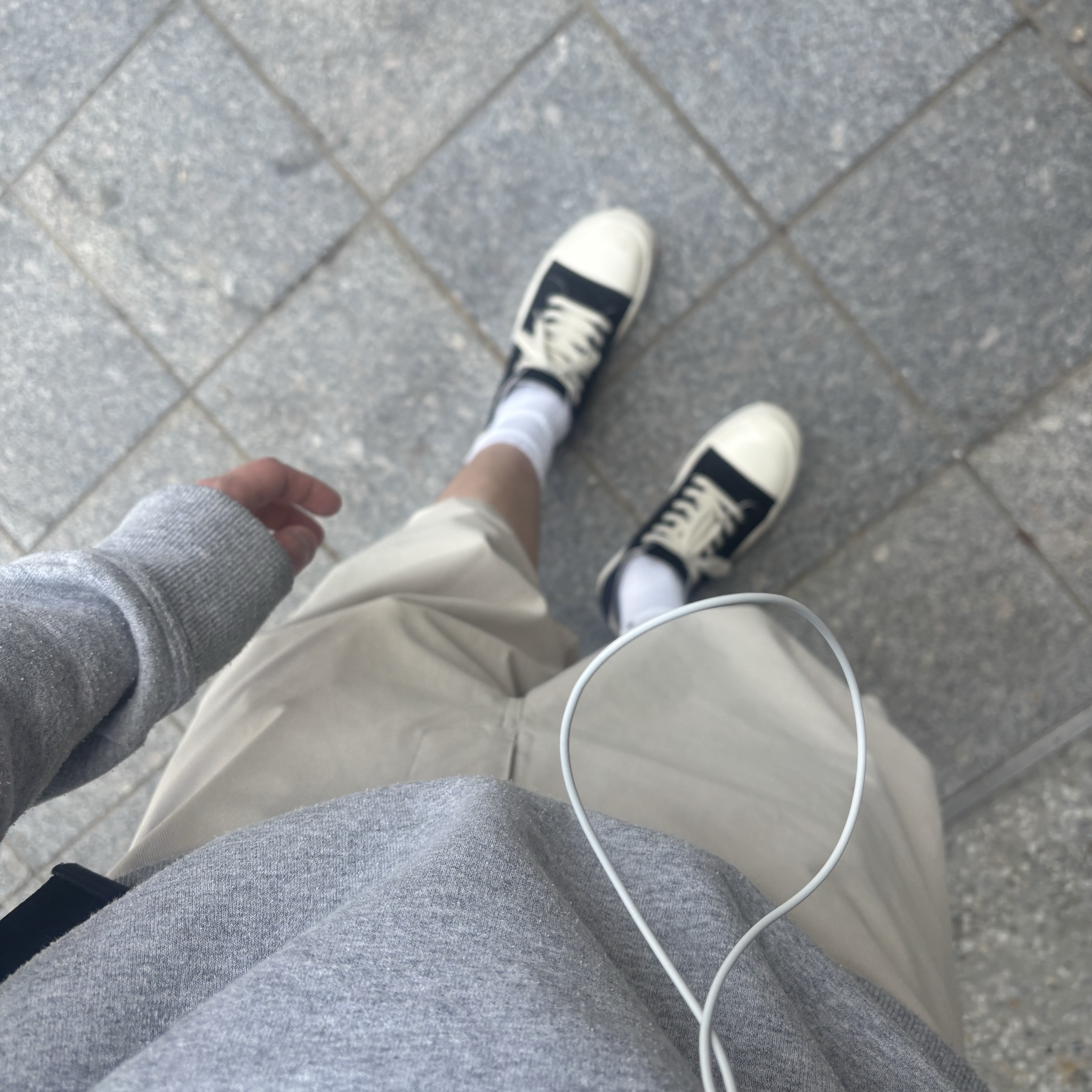 Rick Owens Ramones Leather Low Sneakers Black Milk, Nonnod Side cargo shorts Beige 착용 스타일