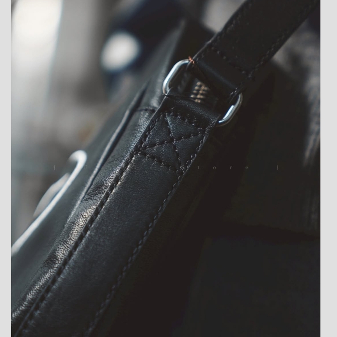 Supreme x Nike Leather Shoulder Bag Black - 25SS 착용 스타일 - 6