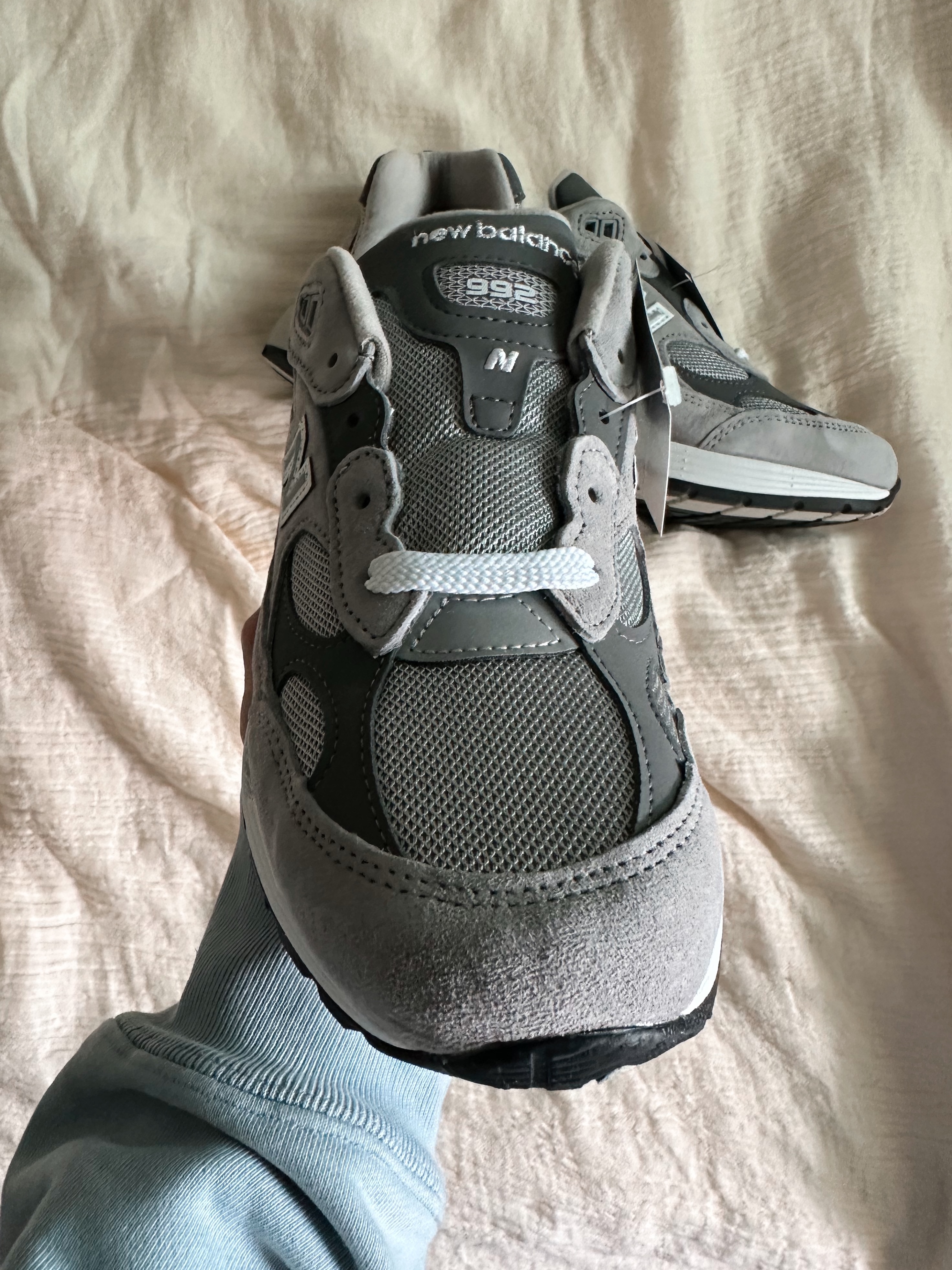 New Balance 992 Made in USA Core Grey Silver Metallic 착용 스타일 - 4