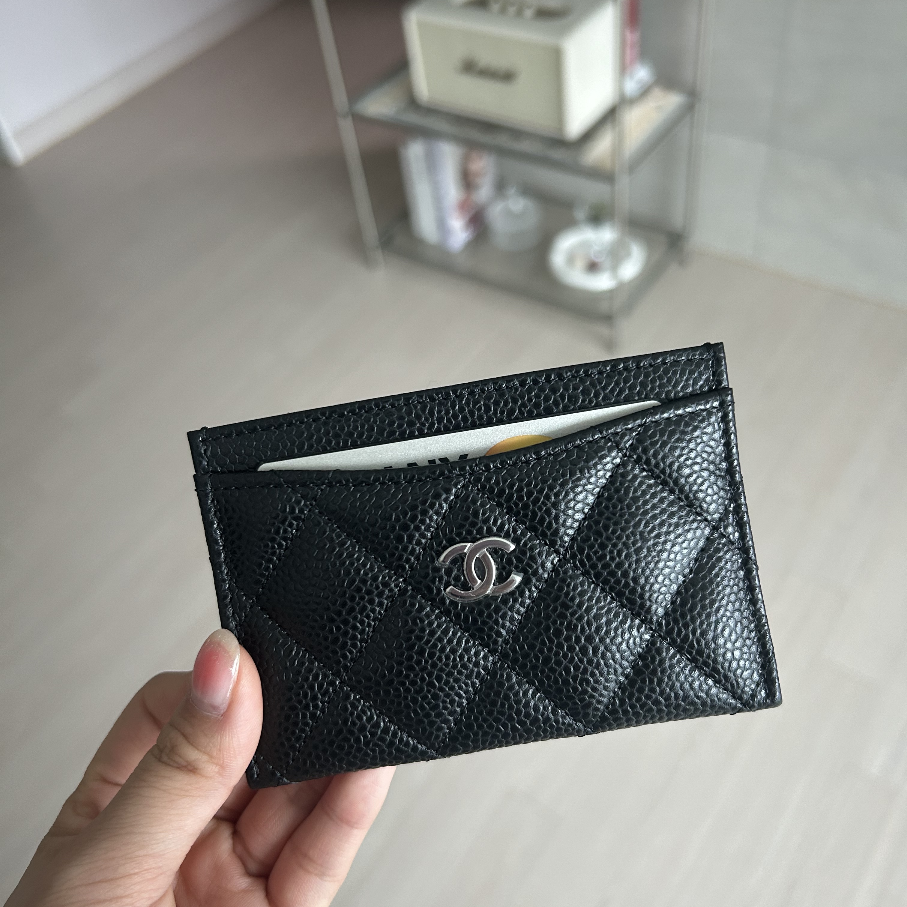 Chanel Classic Card Holder Grained Calfskin & Silver Black 착용 스타일
