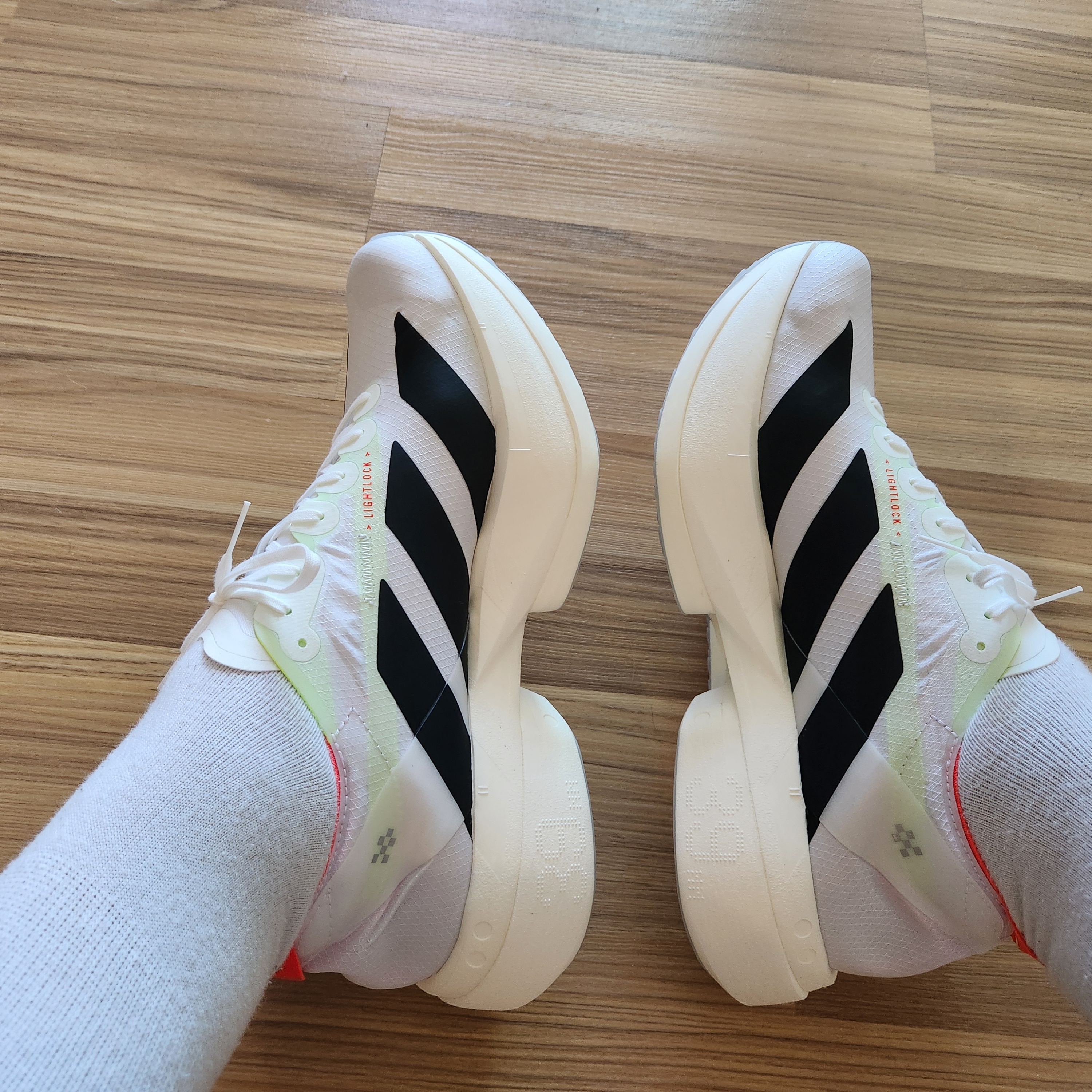 Adidas Adizero Adios Pro 4 Cloud White Core Black 착용 스타일 - 1