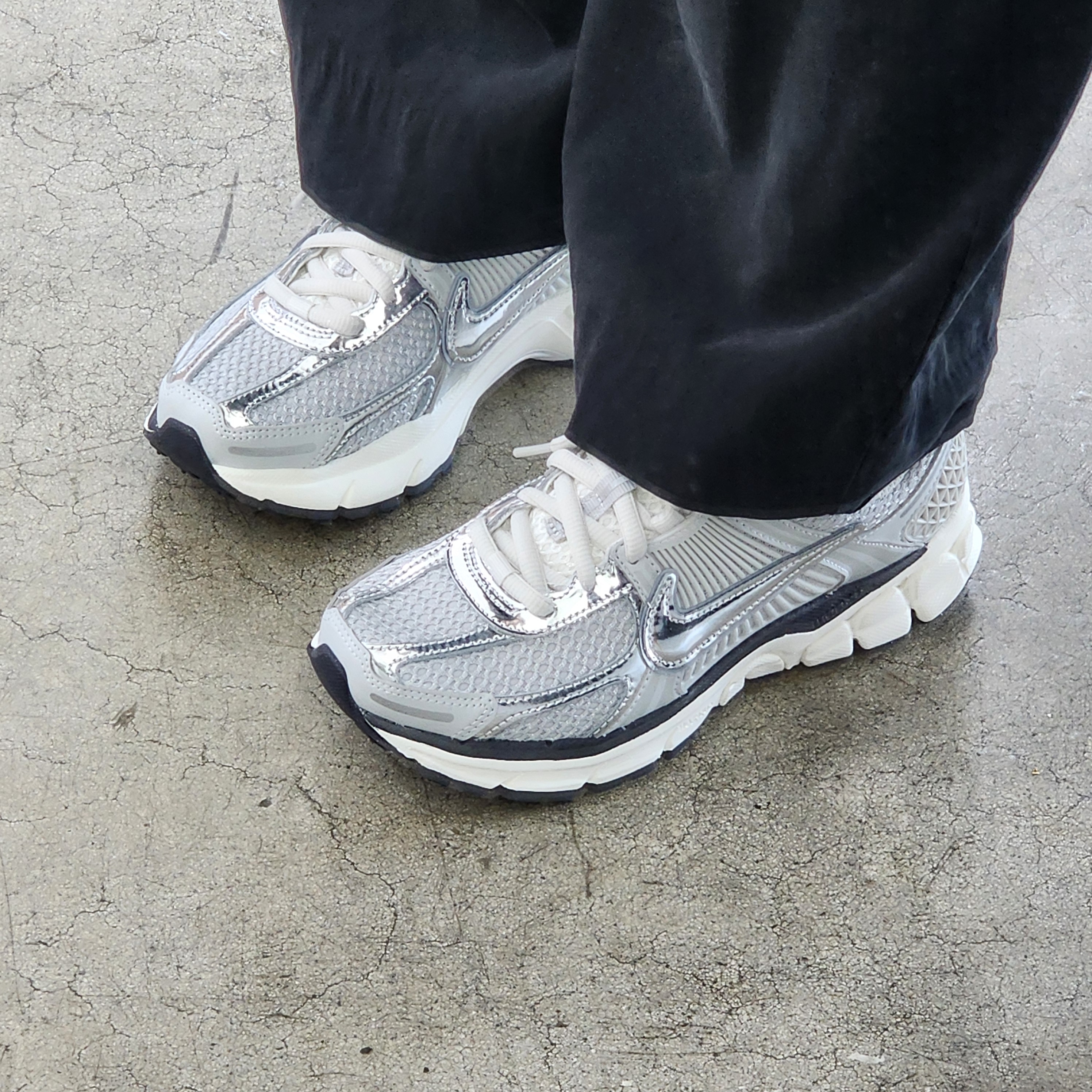 (W) Nike Zoom Vomero 5 Photon Dust and Metallic Silver 착용 스타일 - 1