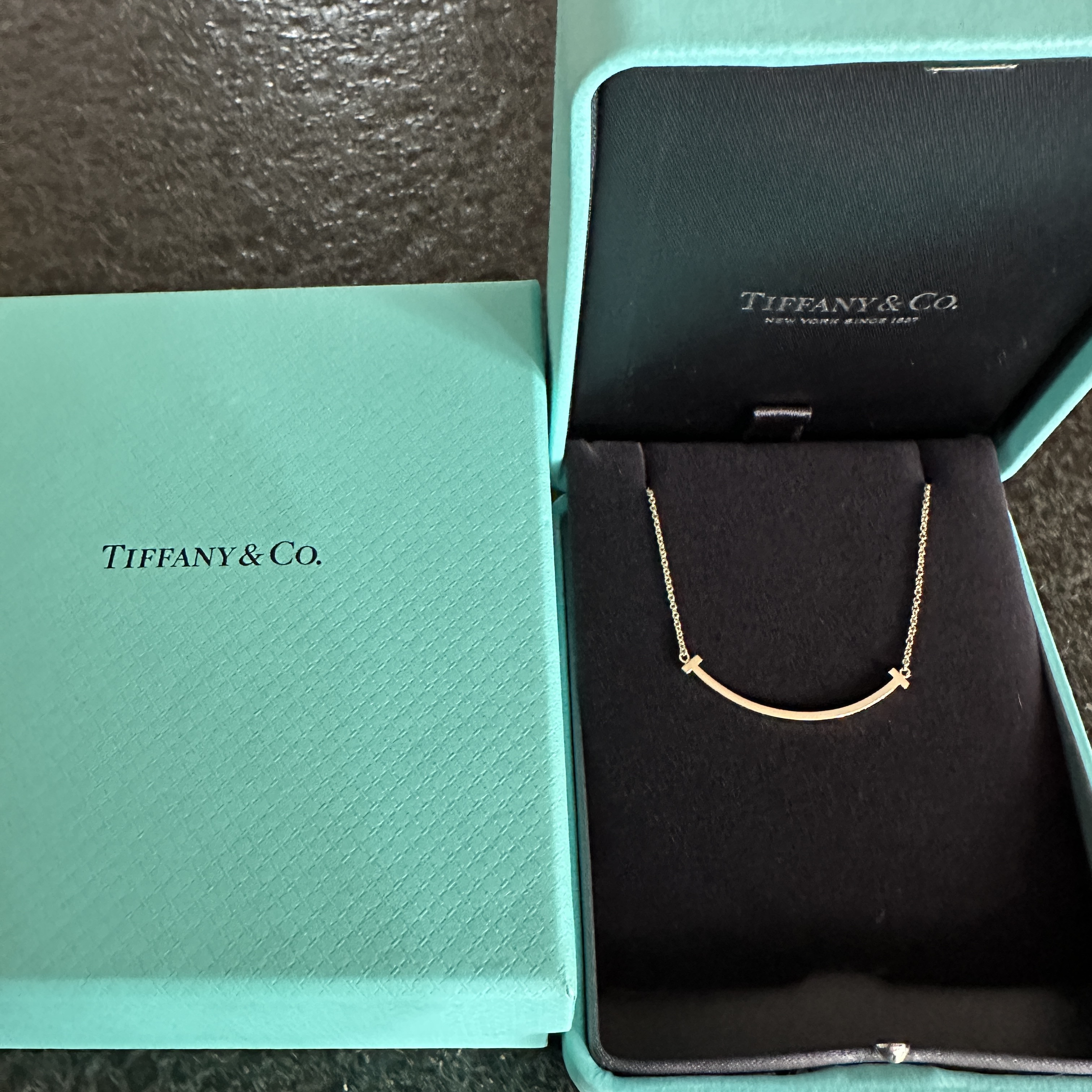 Tiffany & Co. Tiffany T Smile Pendant Small Yellow Gold 착용 스타일