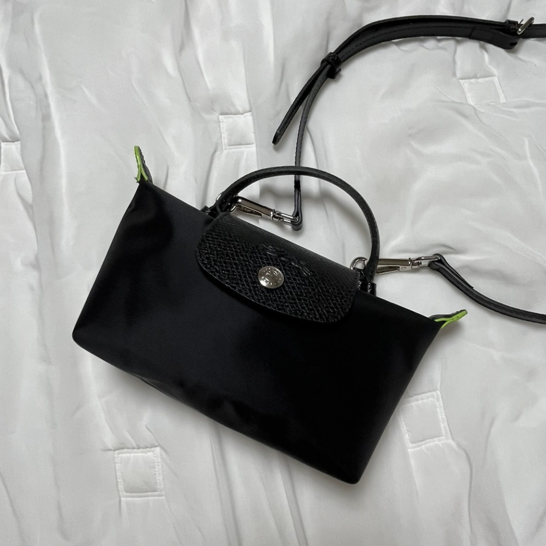 Longchamp Le Pliage Green Handle Pouch Black 착용 스타일