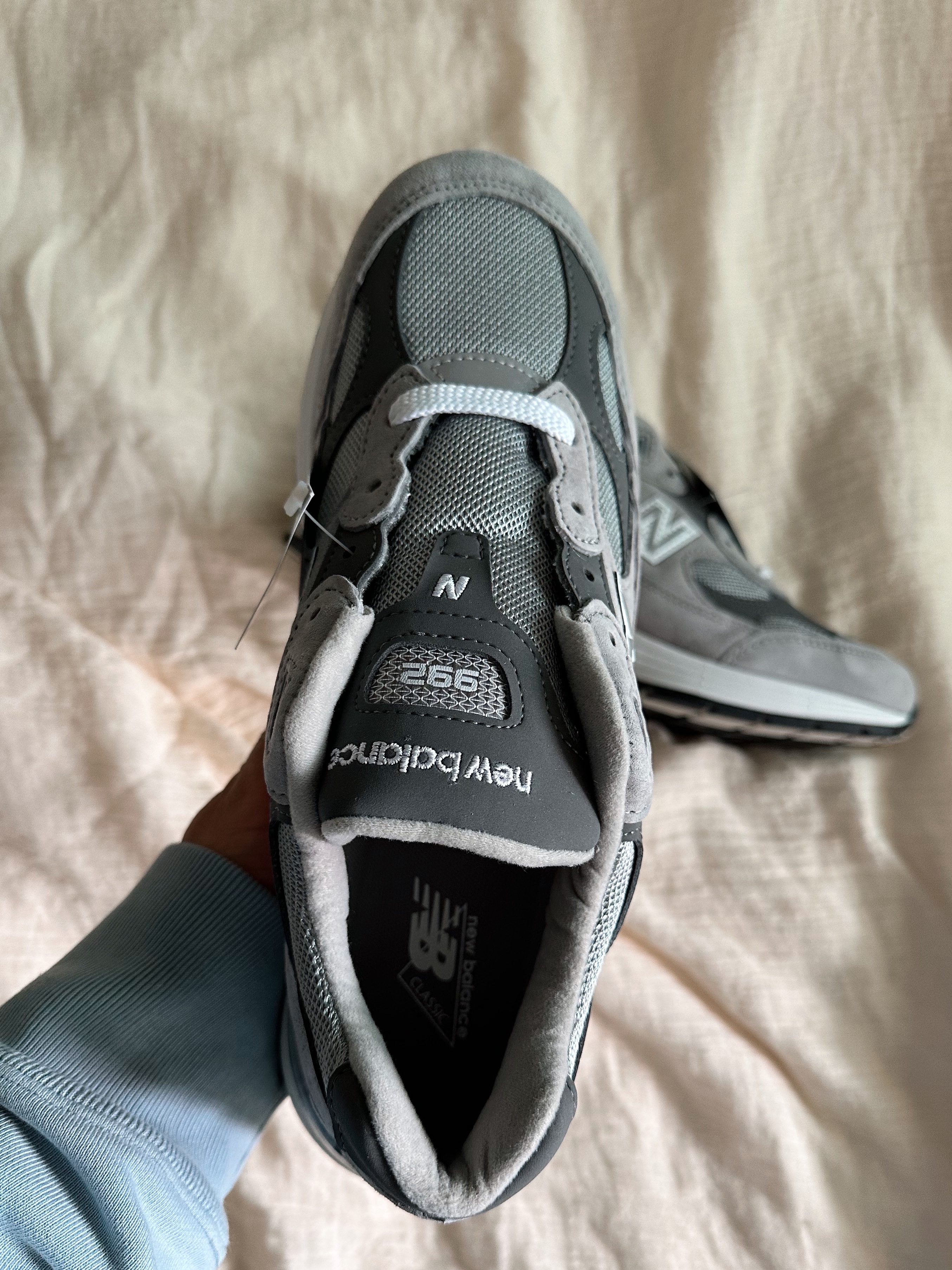 New Balance 992 Made in USA Core Grey Silver Metallic 착용 스타일 - 3