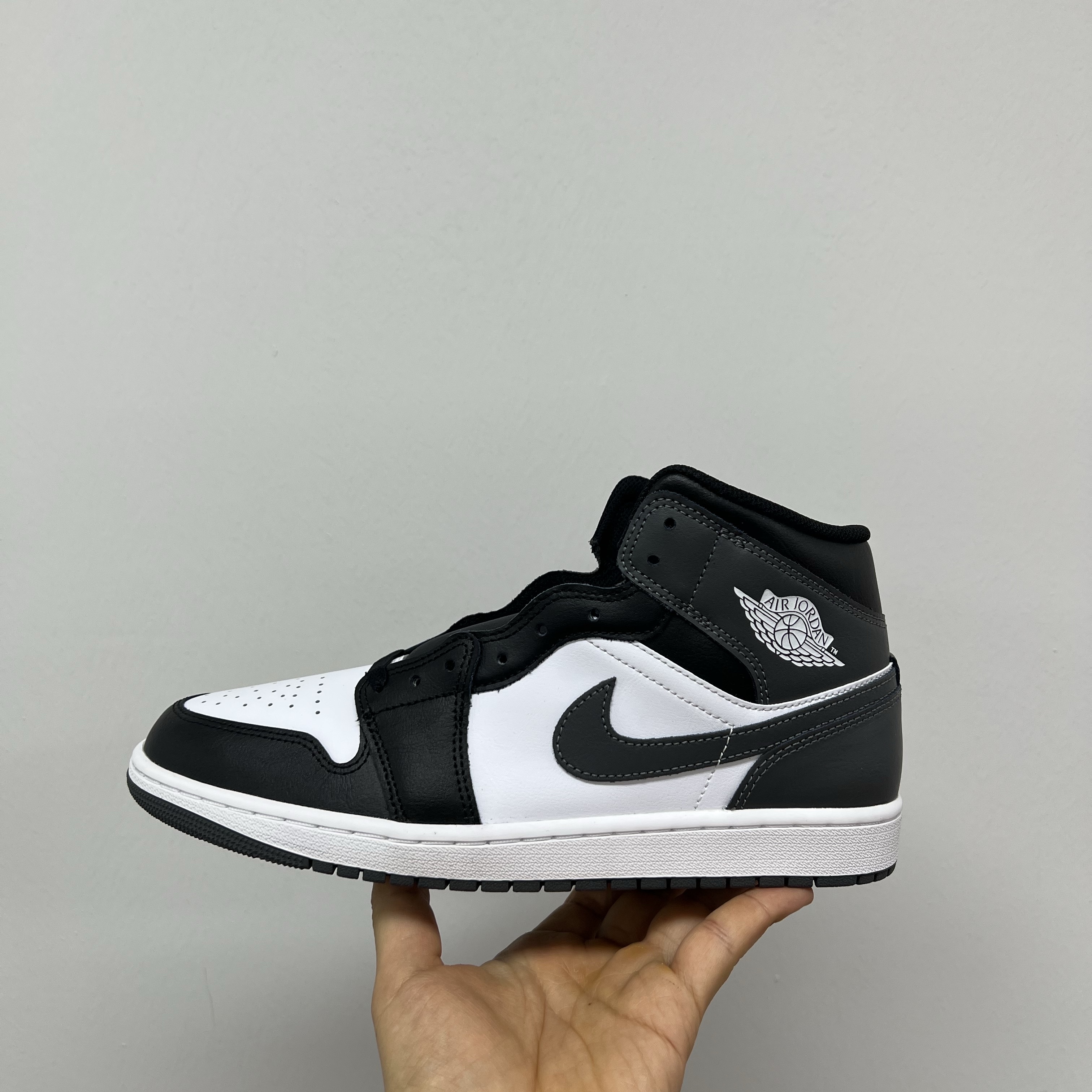 Jordan 1 Mid Black White 착용 스타일