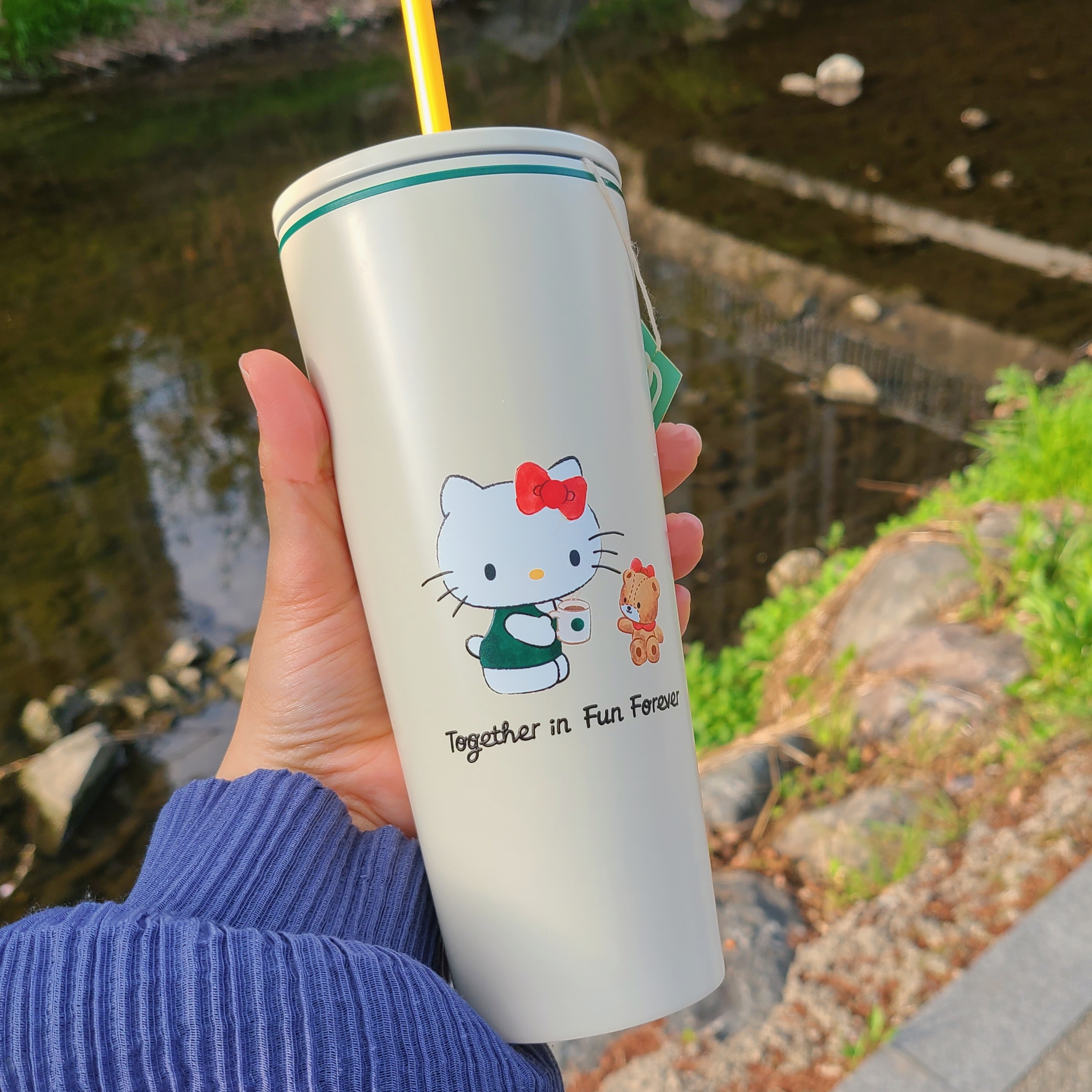 Starbucks x Hello Kitty SS Cold Cup 473ml 착용 스타일 - 1