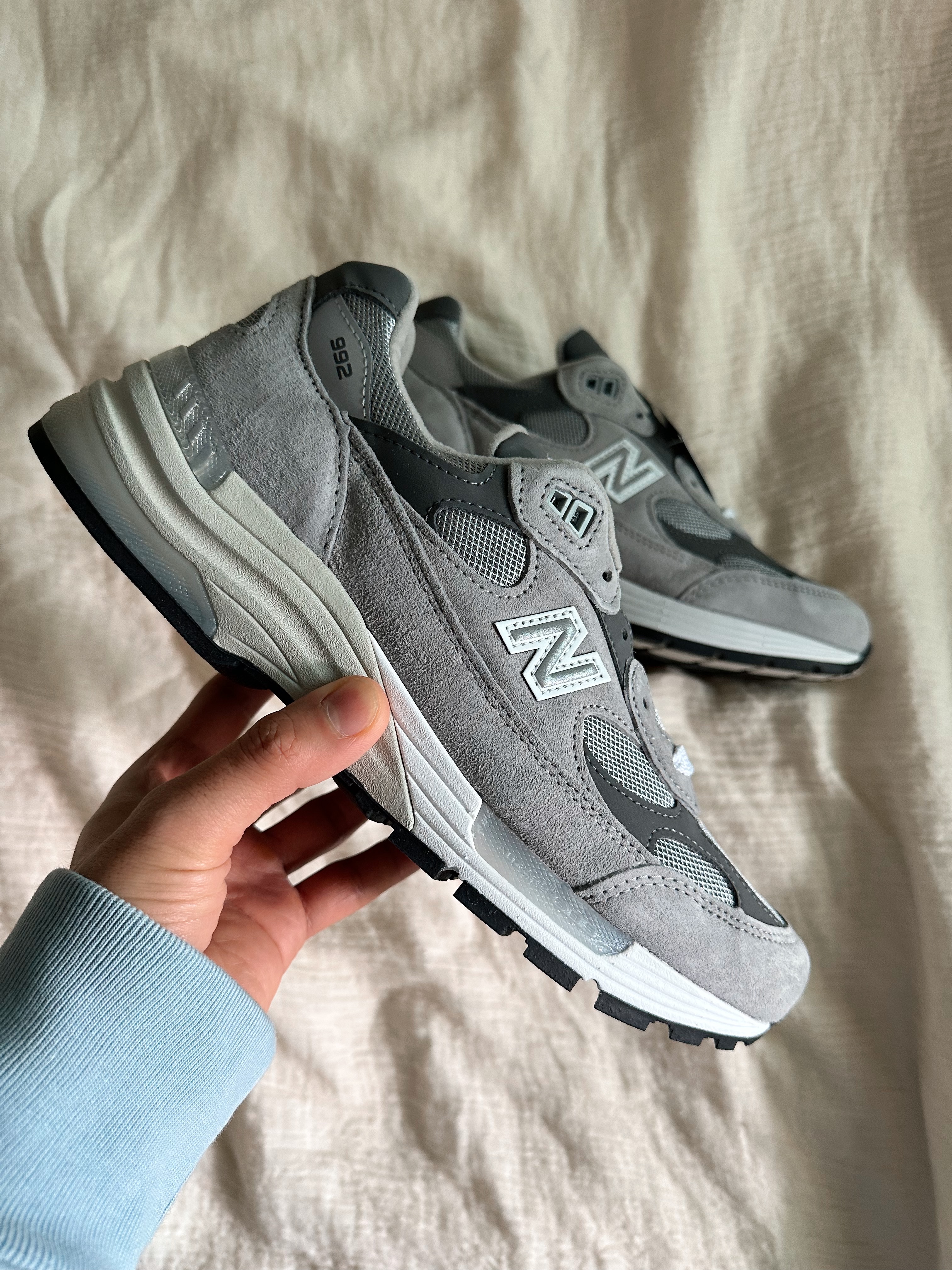New Balance 992 Made in USA Core Grey Silver Metallic 착용 스타일 - 1