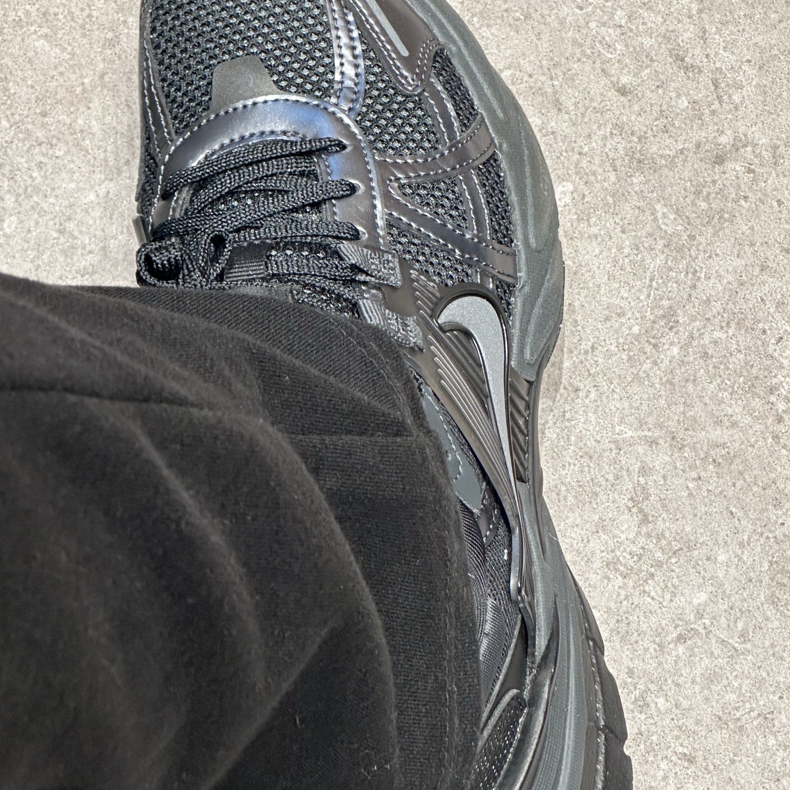Nike V2K Run Black Anthracite 착용 스타일