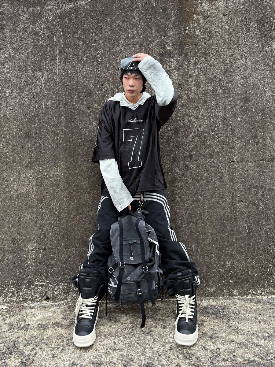 SPORT CHAMBER SC Sporty Rucksack Charcol, Rick Owens Mega Bumper Geobasket Black Milk 착용 스타일 - 1