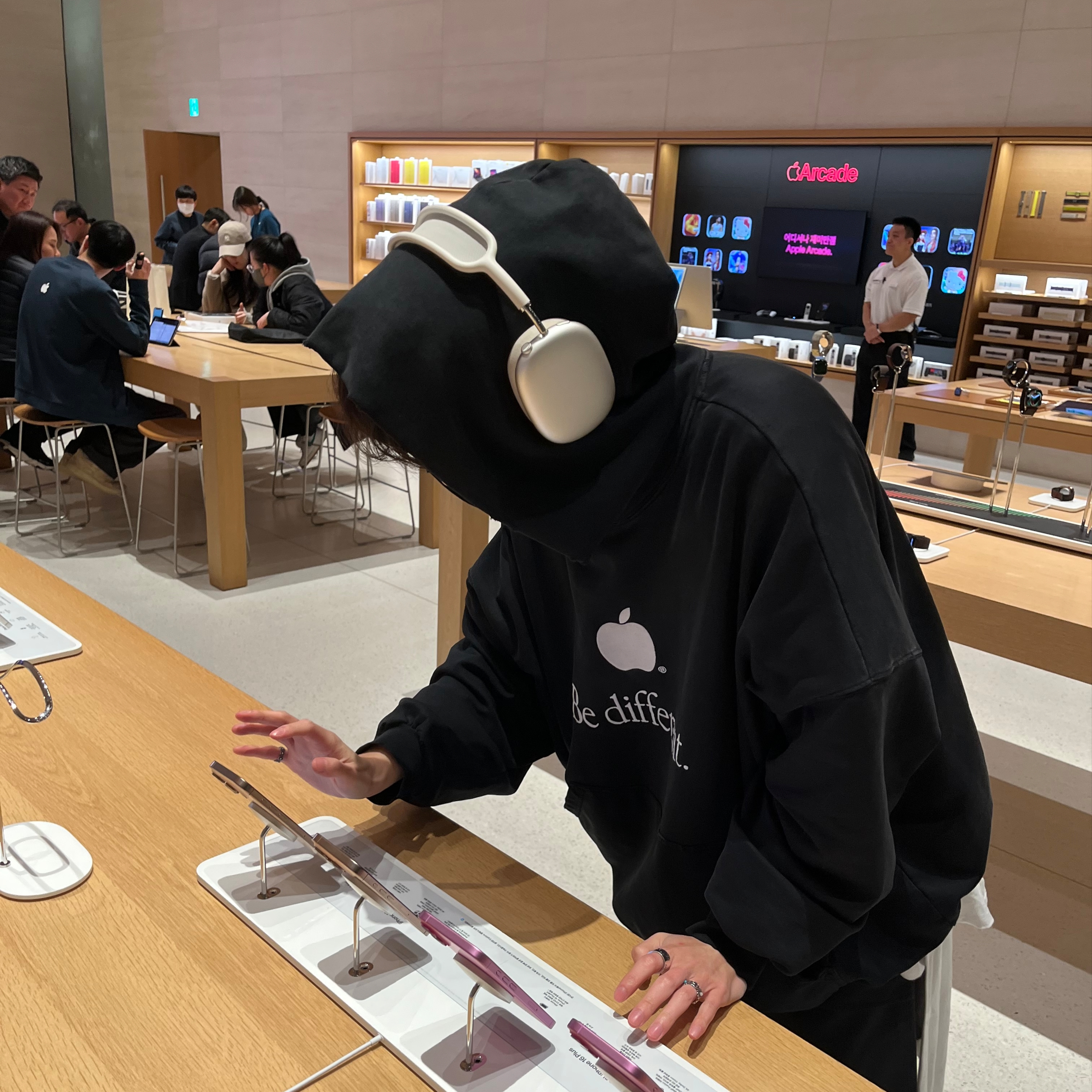 Balenciaga Be Different Hoodie Black, Apple AirPods Max Lightning Silver (Korean Ver.) 착용 스타일