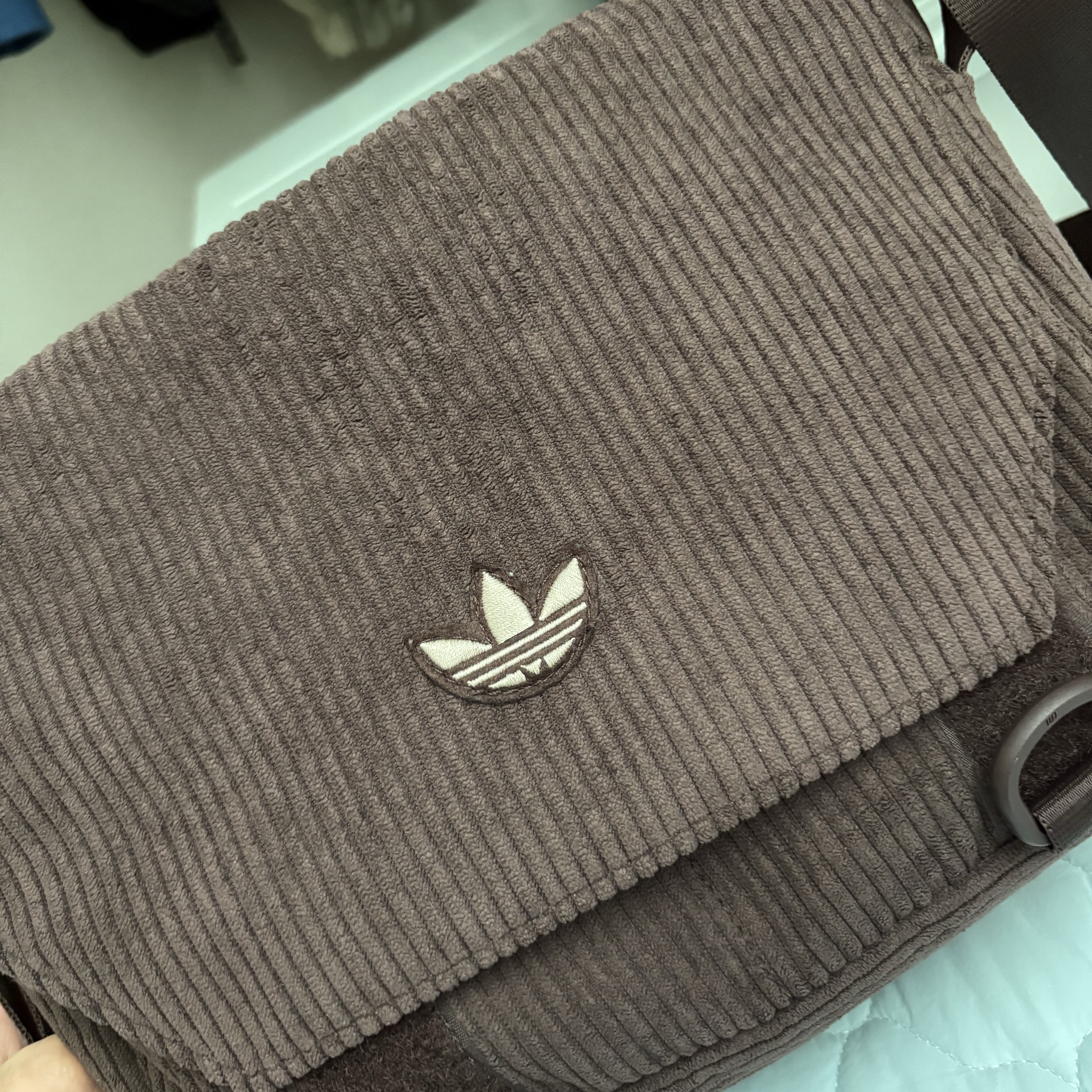 Adidas NEXT+ Corduroy Messenger Bag Shadow Brown 착용 스타일