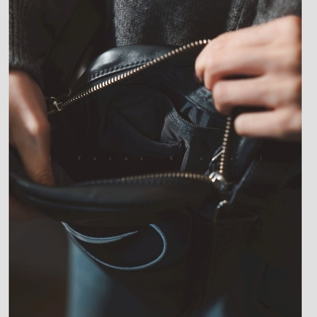 Supreme x Nike Leather Shoulder Bag Black - 25SS 착용 스타일 - 4