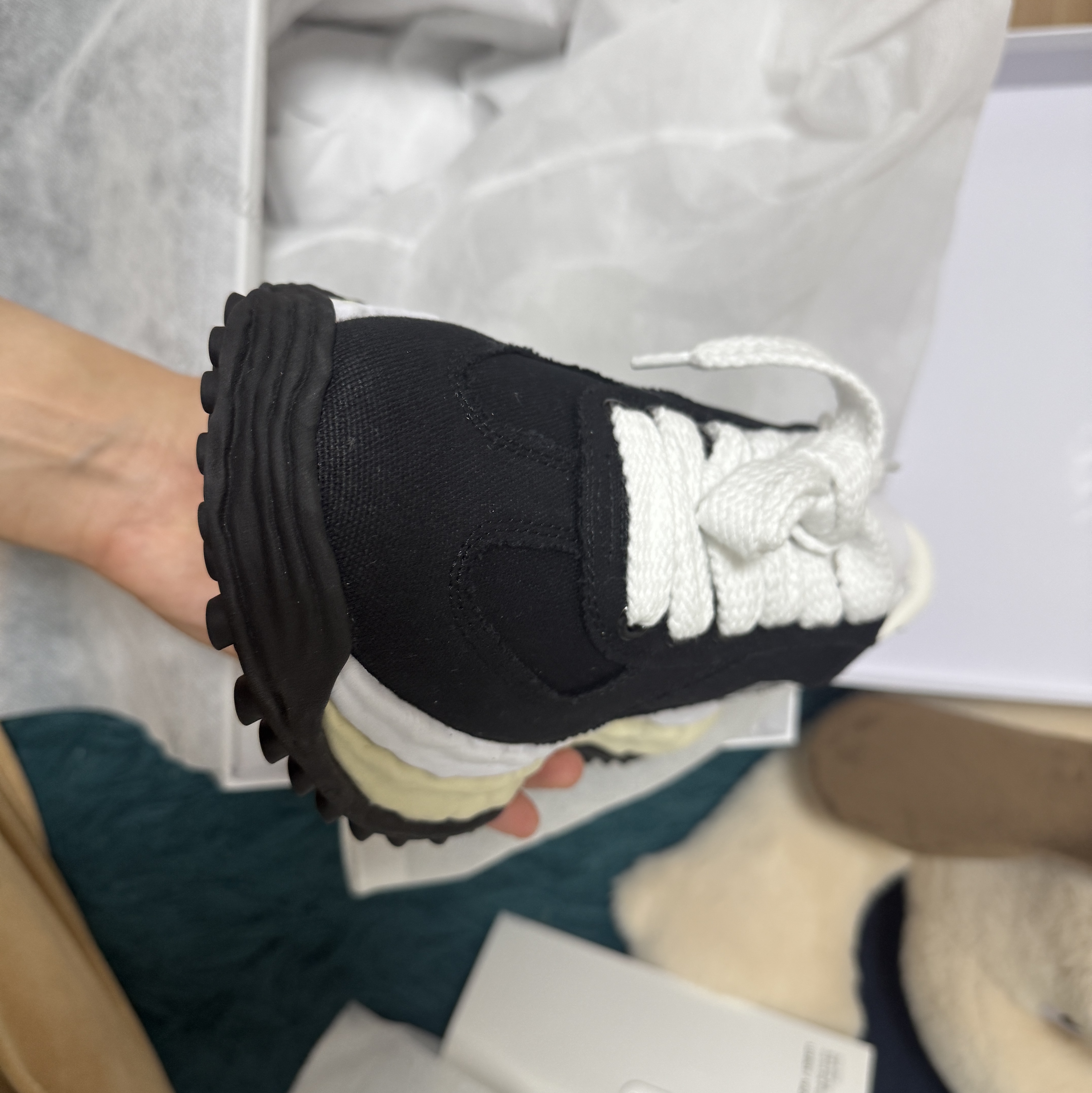Maison Mihara Yasuhiro Larry OG Sole Canvas Low-top Sneakers Black 착용 스타일 - 2